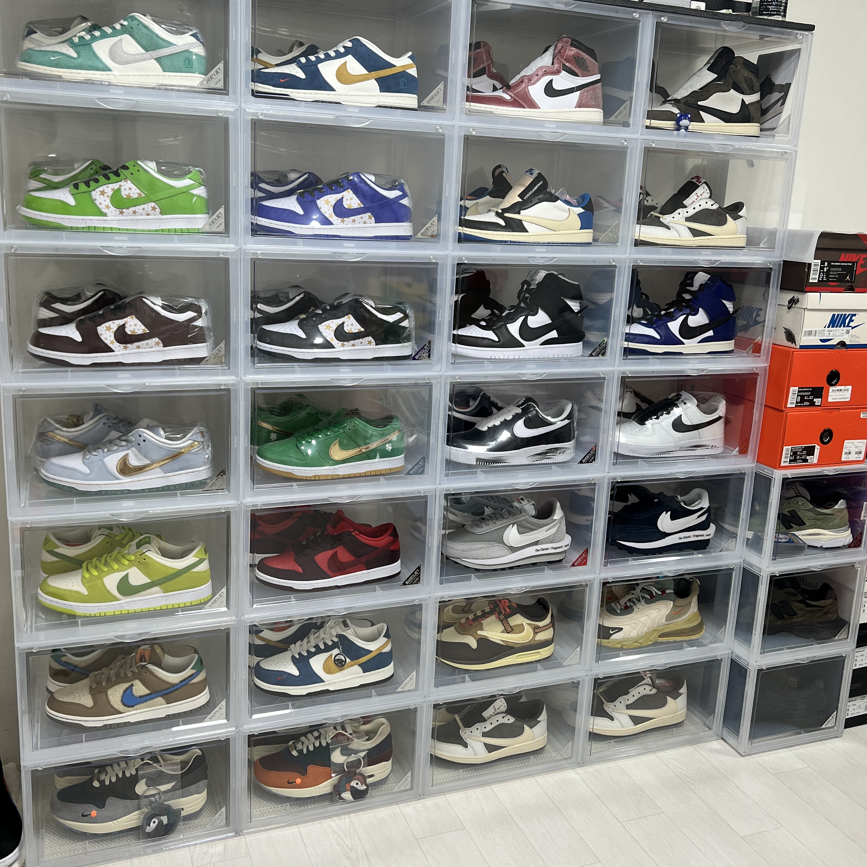 Nike x Kasina Dunk Low 80's Bus, Jordan 1 x Trophy Room Retro High OG SP Chicago 착용 스타일