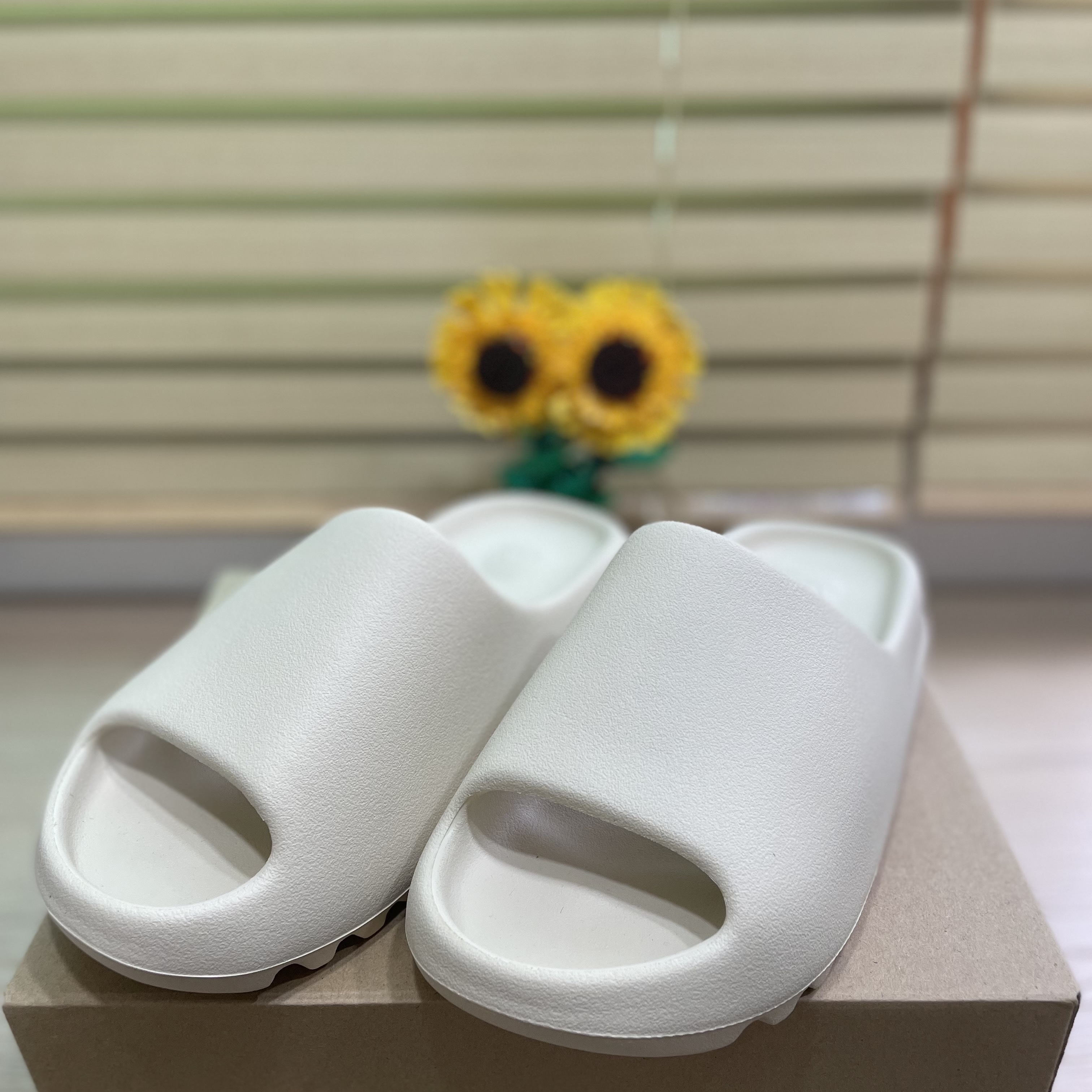 Adidas Yeezy Slide Bone 2022/2023 착용 스타일