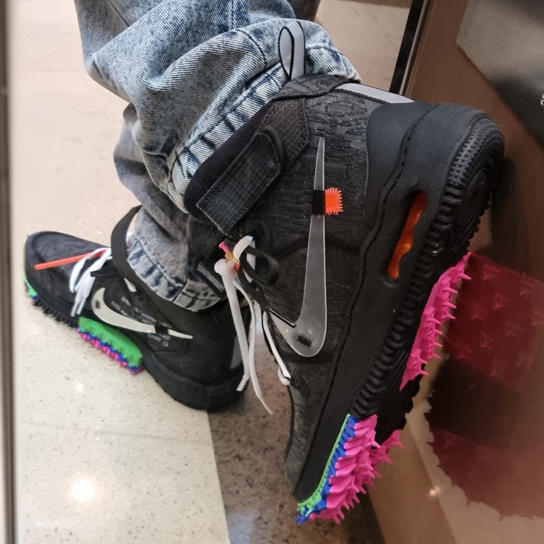 Nike x Off-White Air Force 1 Mid SP Black 착용 스타일