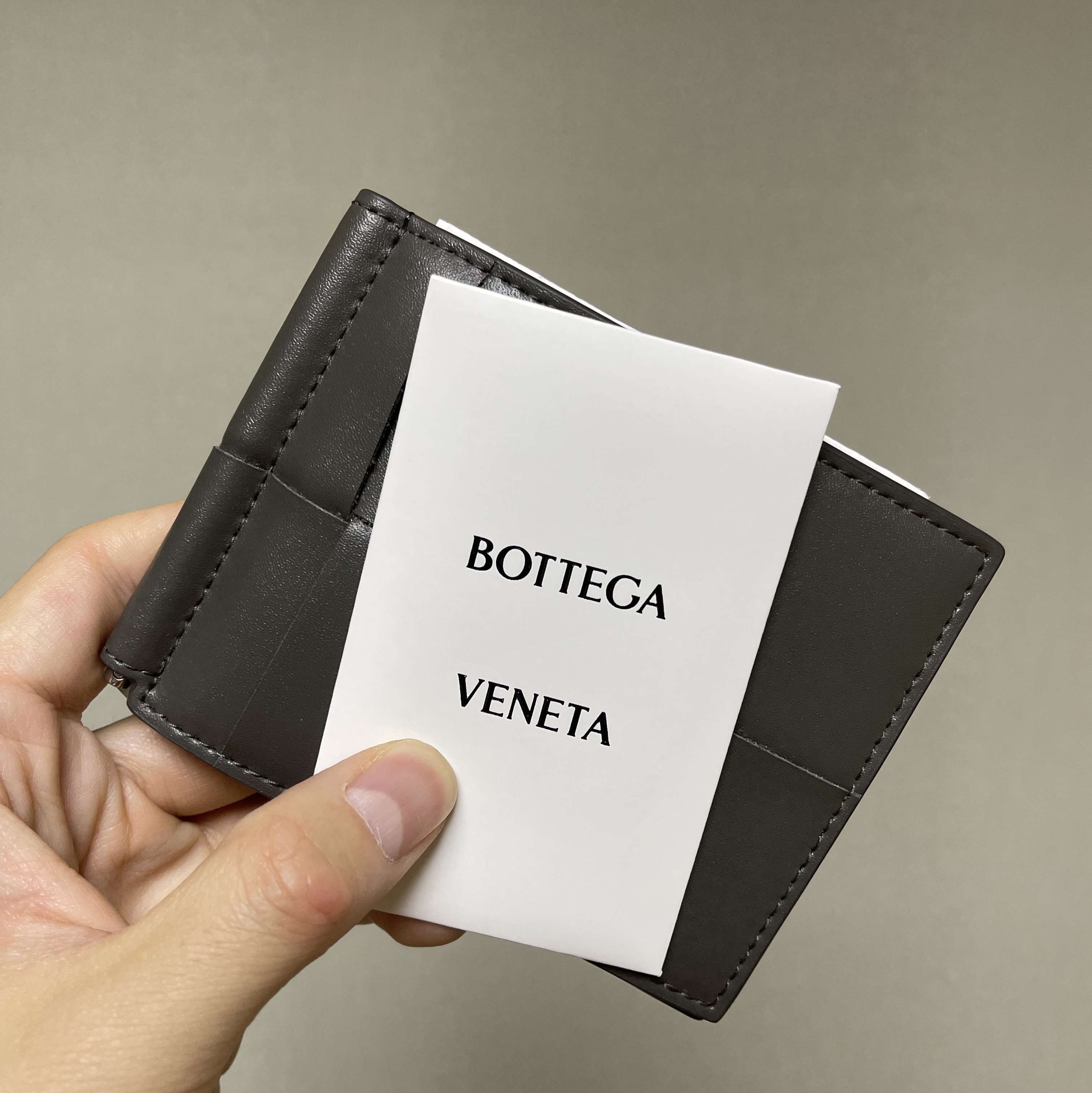 Bottega Veneta Bi-Fold Wallet Thunder 착용 스타일 - 2