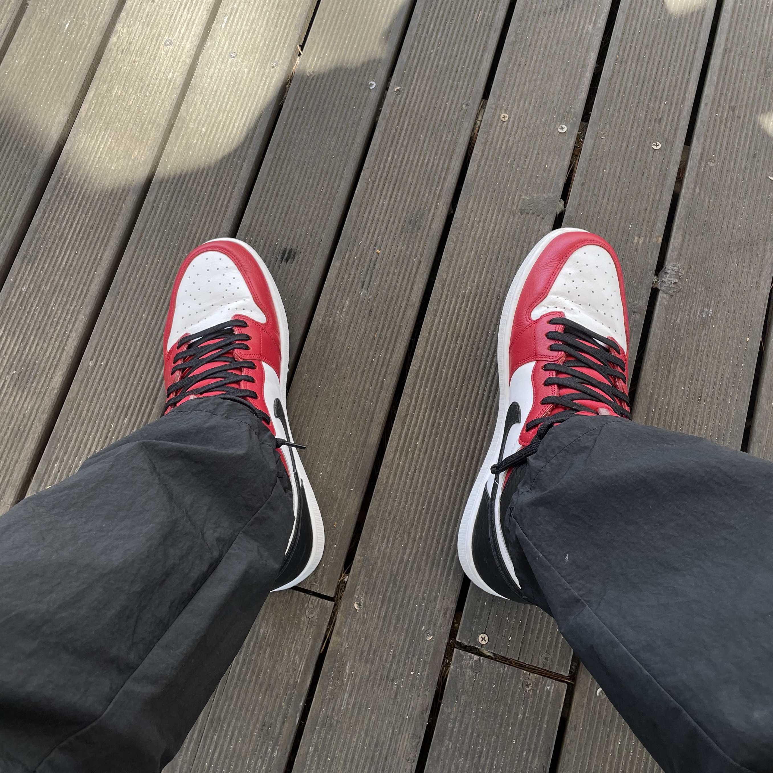 (W) Jordan 1 Retro High Satin Red 착용 스타일