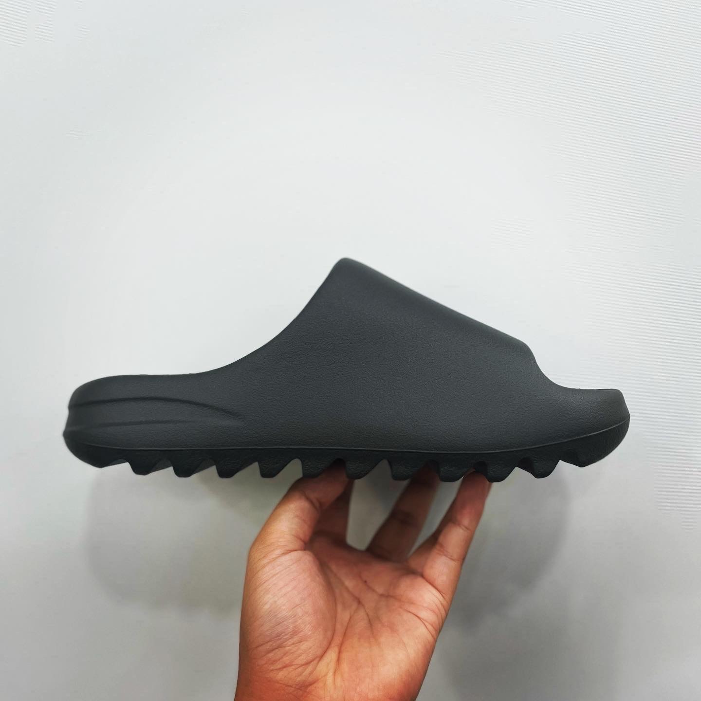 Adidas Yeezy Slide Onyx 착용 스타일 - 2