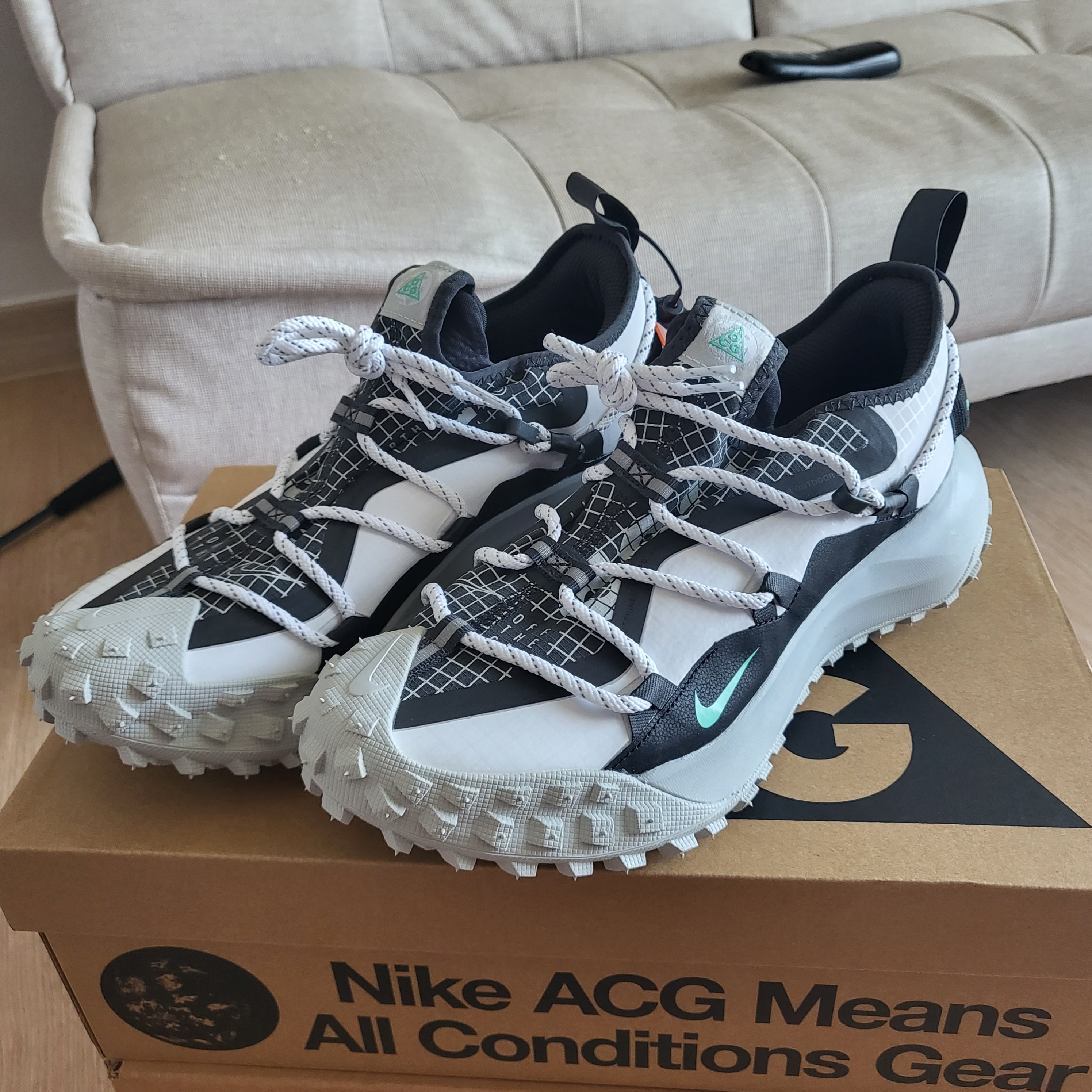 Nike ACG Mountain Fly Low SE White and Black 착용 스타일