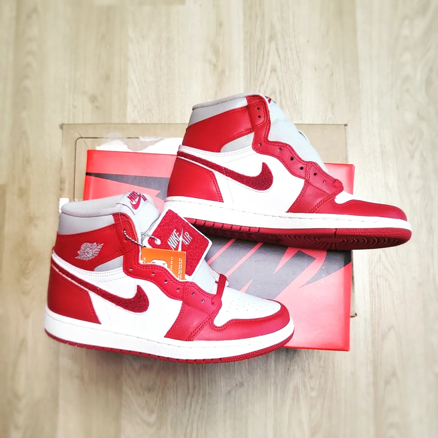 (W) Jordan 1 Retro High OG Varsity Red 착용 스타일 - 3