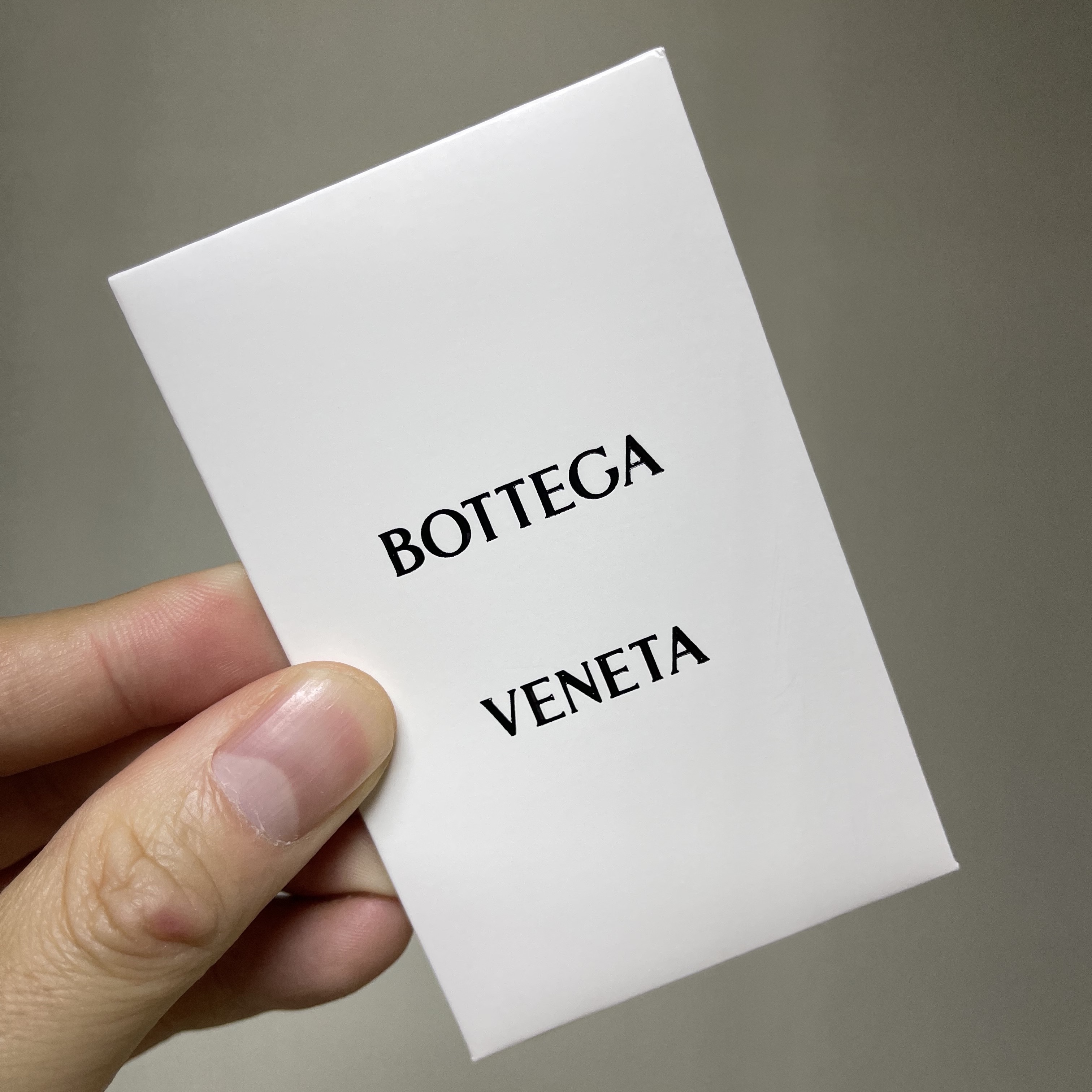 Bottega Veneta Bi-Fold Wallet Thunder 착용 스타일 - 3