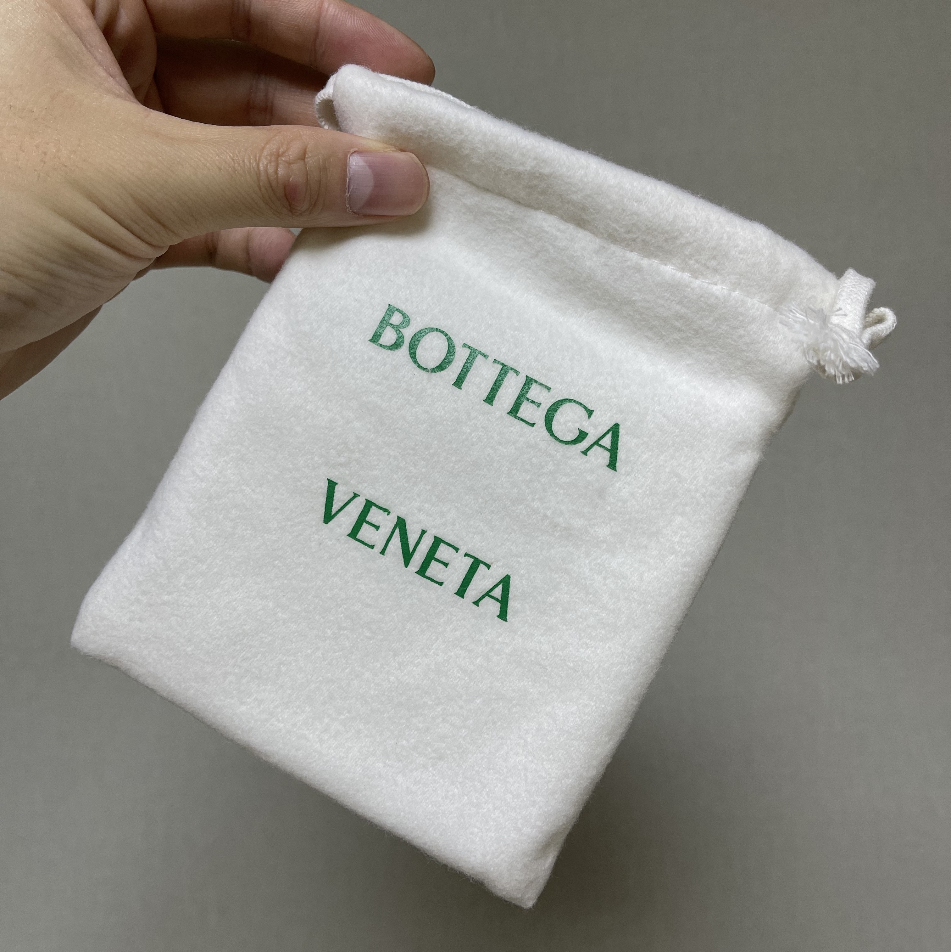Bottega Veneta Bi-Fold Wallet Thunder 착용 스타일 - 4