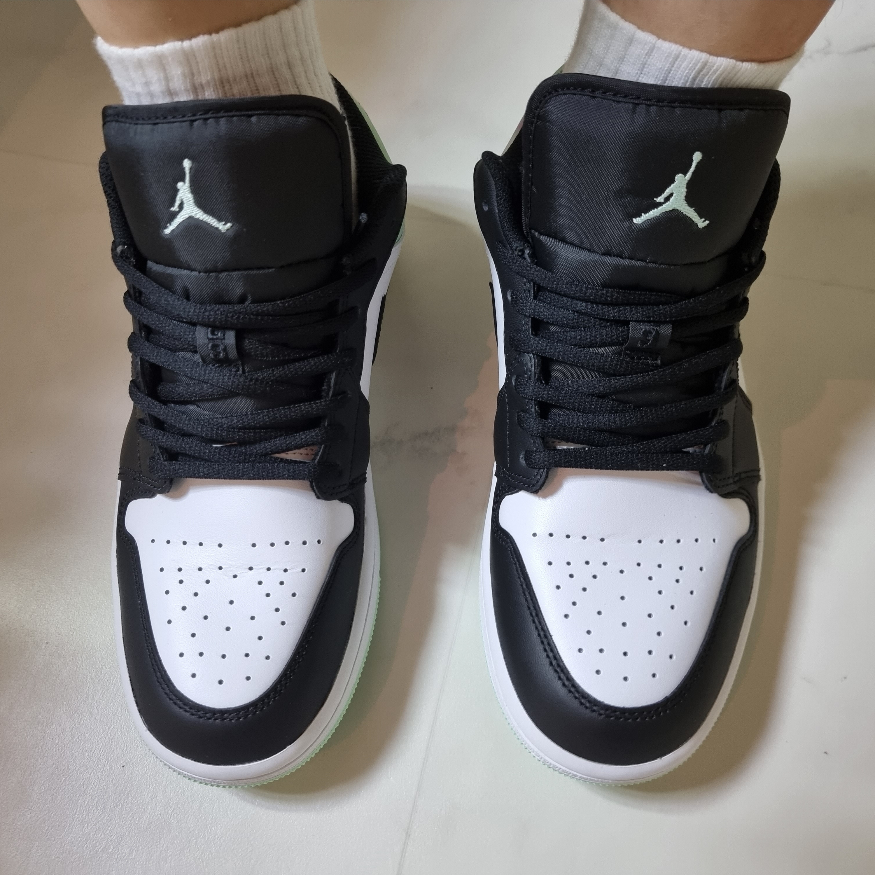 Jordan 1 Low SE White Black Tie-Dye 착용 스타일 - 1