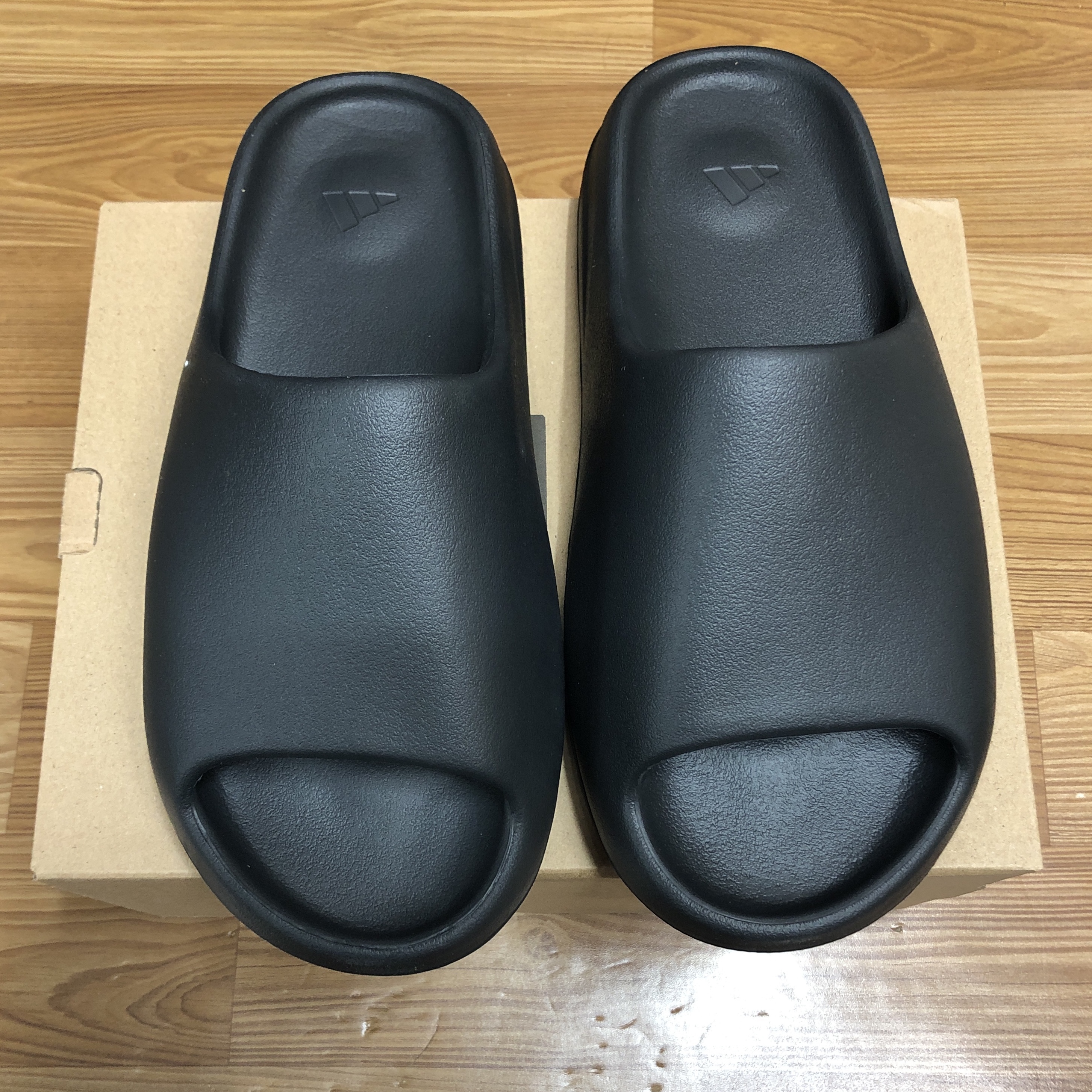 Adidas Yeezy Slide Onyx 착용 스타일 - 1