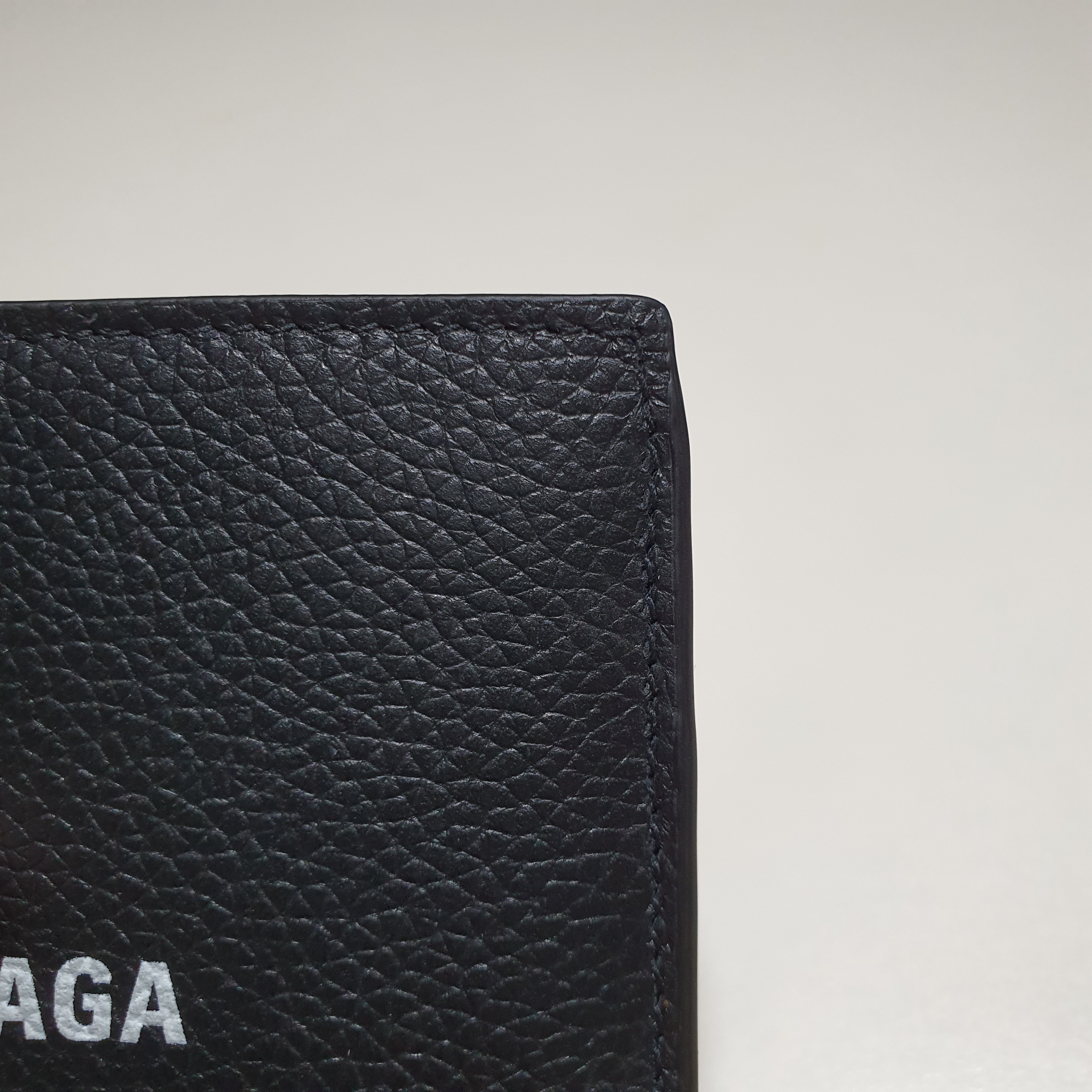 Balenciaga Cash Square Folded Wallet Black 착용 스타일