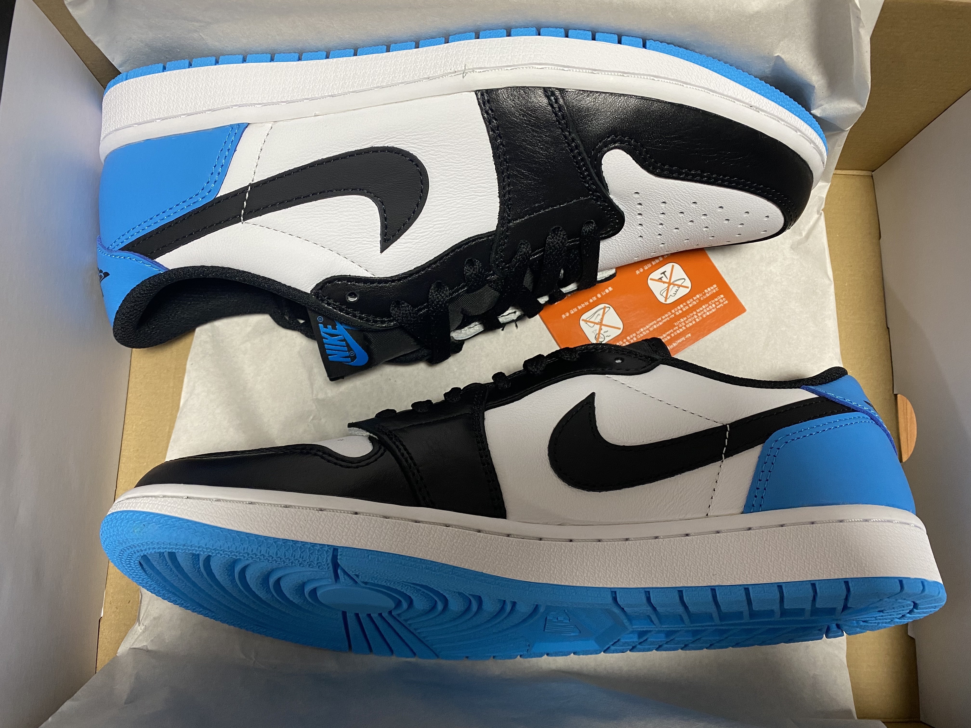 Jordan 1 Retro Low OG Black and Dark Powder Blue 착용 스타일 - 1