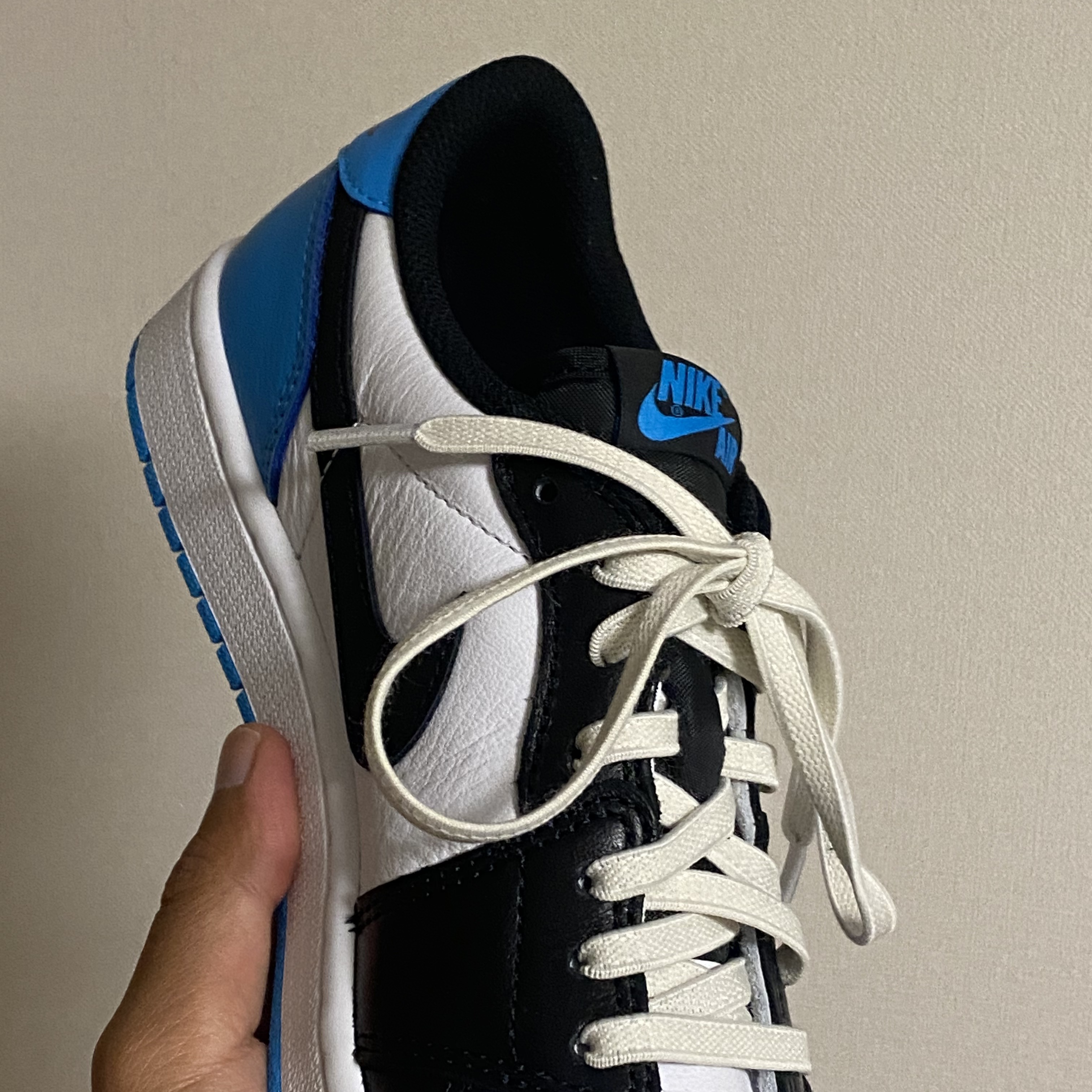 Jordan 1 Retro Low OG Black and Dark Powder Blue 착용 스타일 - 2