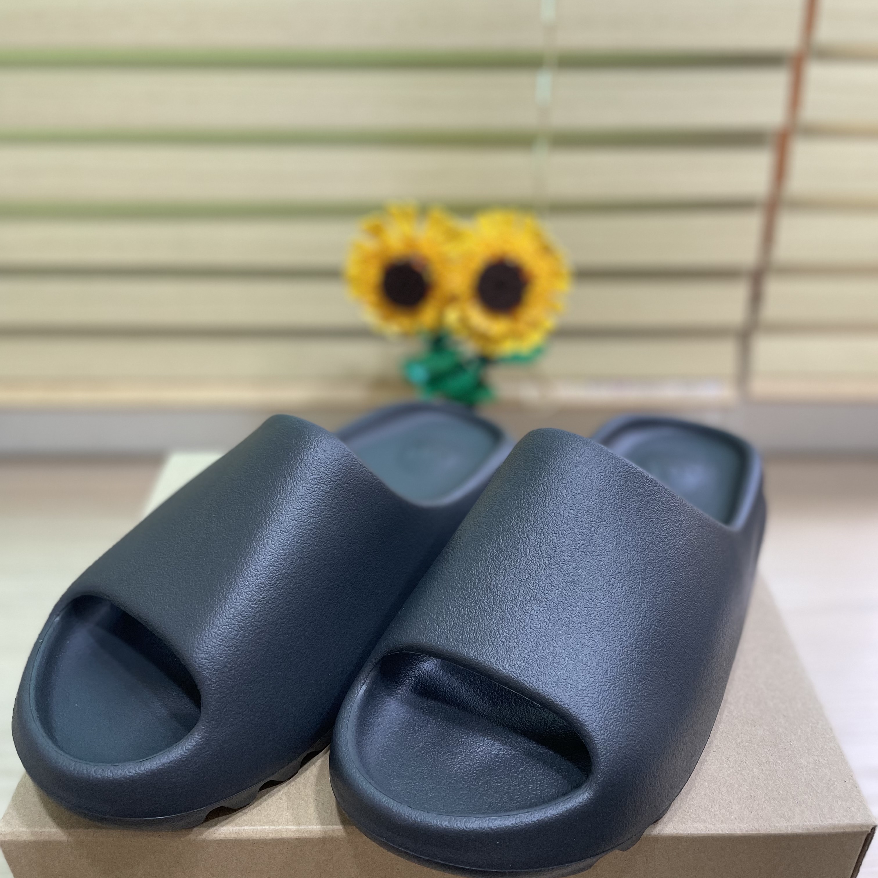 Adidas Yeezy Slide Onyx 착용 스타일