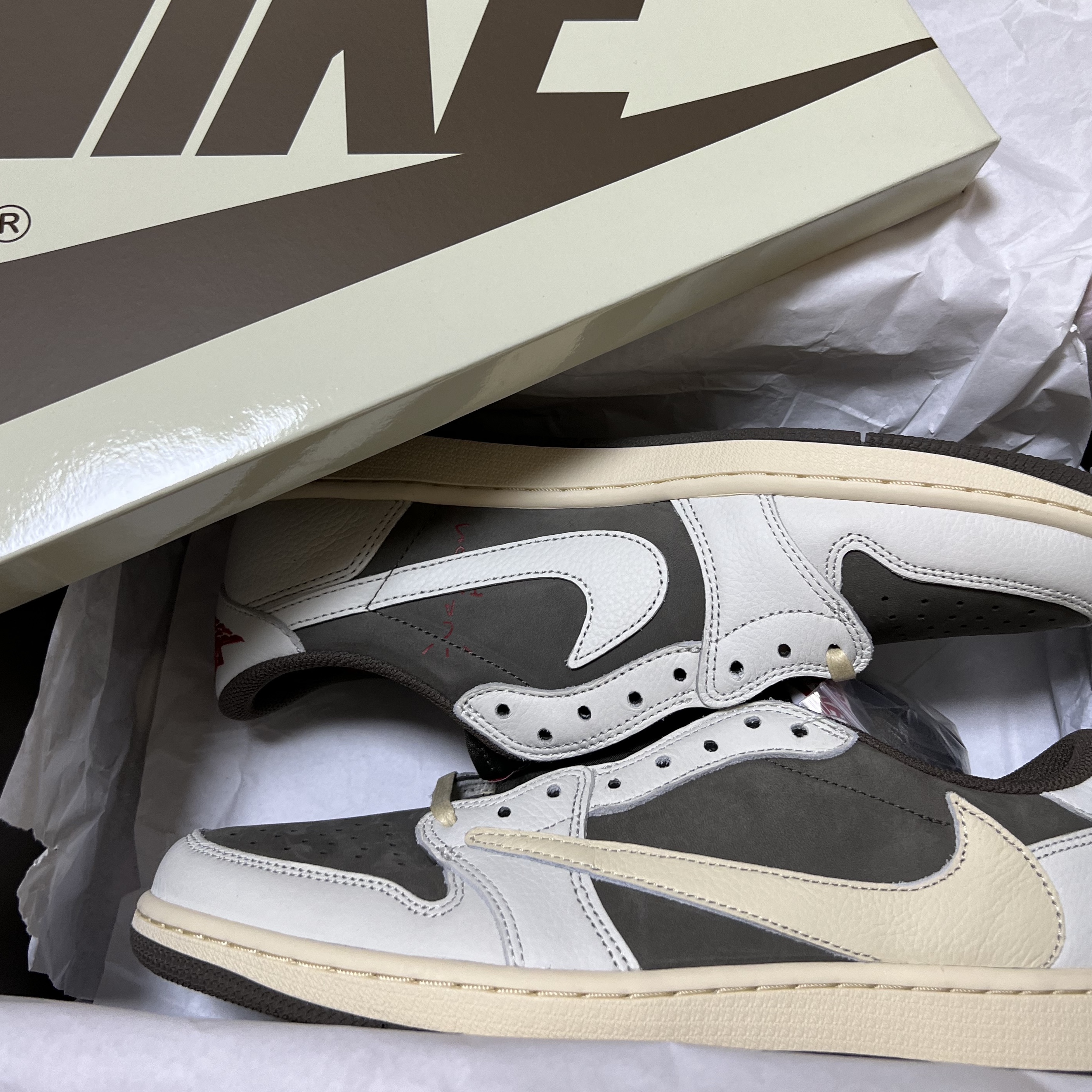 Jordan 1 x Travis Scott Retro Low OG SP Sail and Ridgerock 착용 스타일