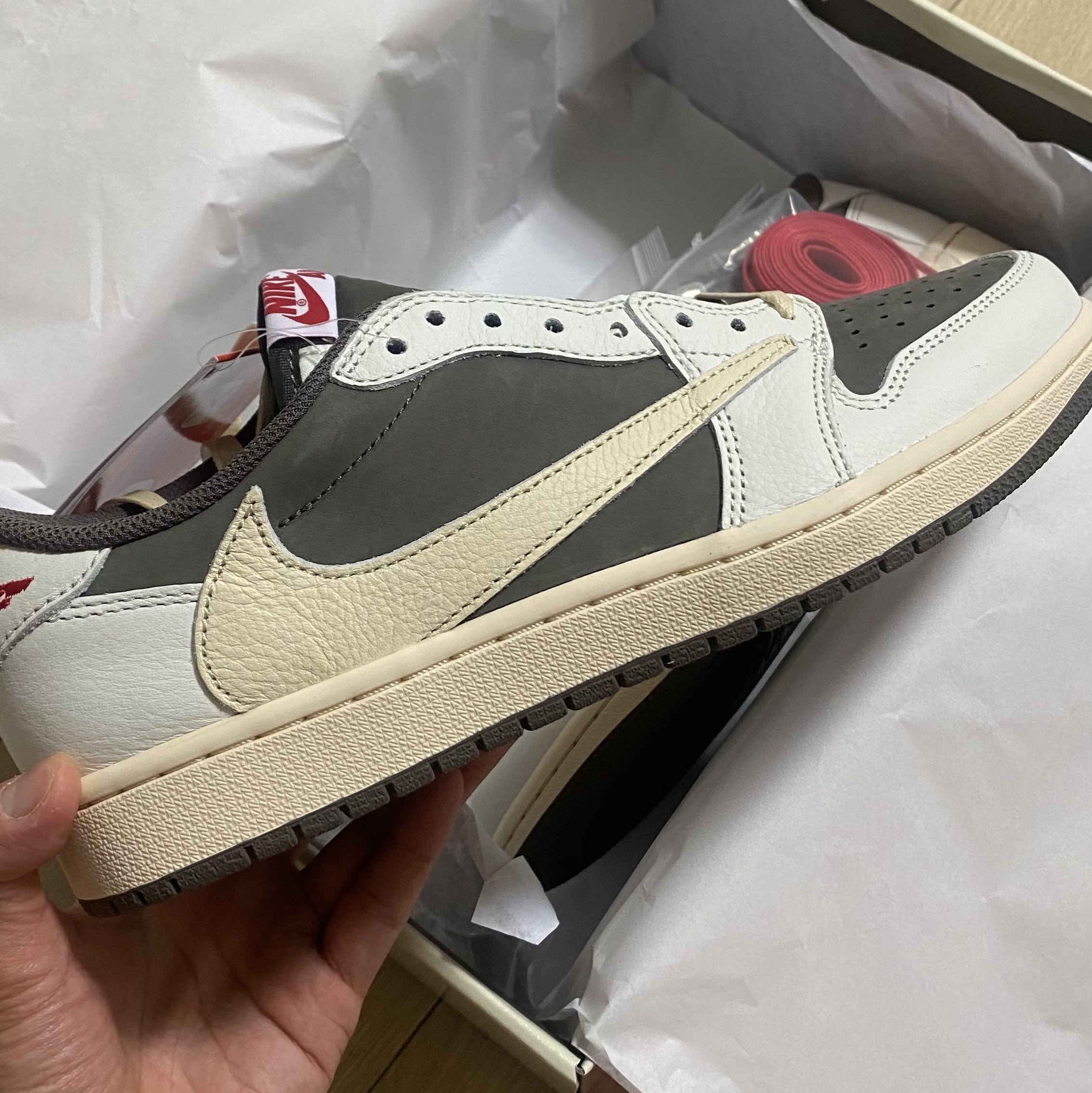 Jordan 1 x Travis Scott Retro Low OG SP Sail and Ridgerock 착용 스타일 - 1