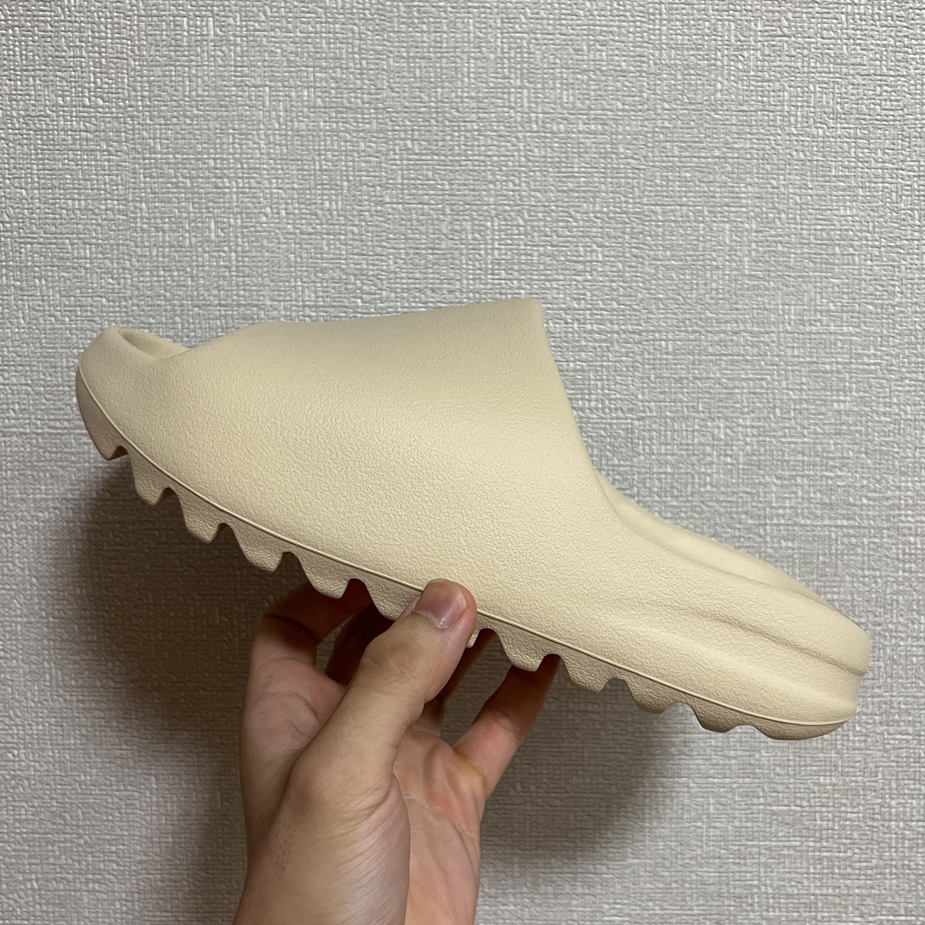Adidas Yeezy Slide Bone 2022/2023 착용 스타일 - 1