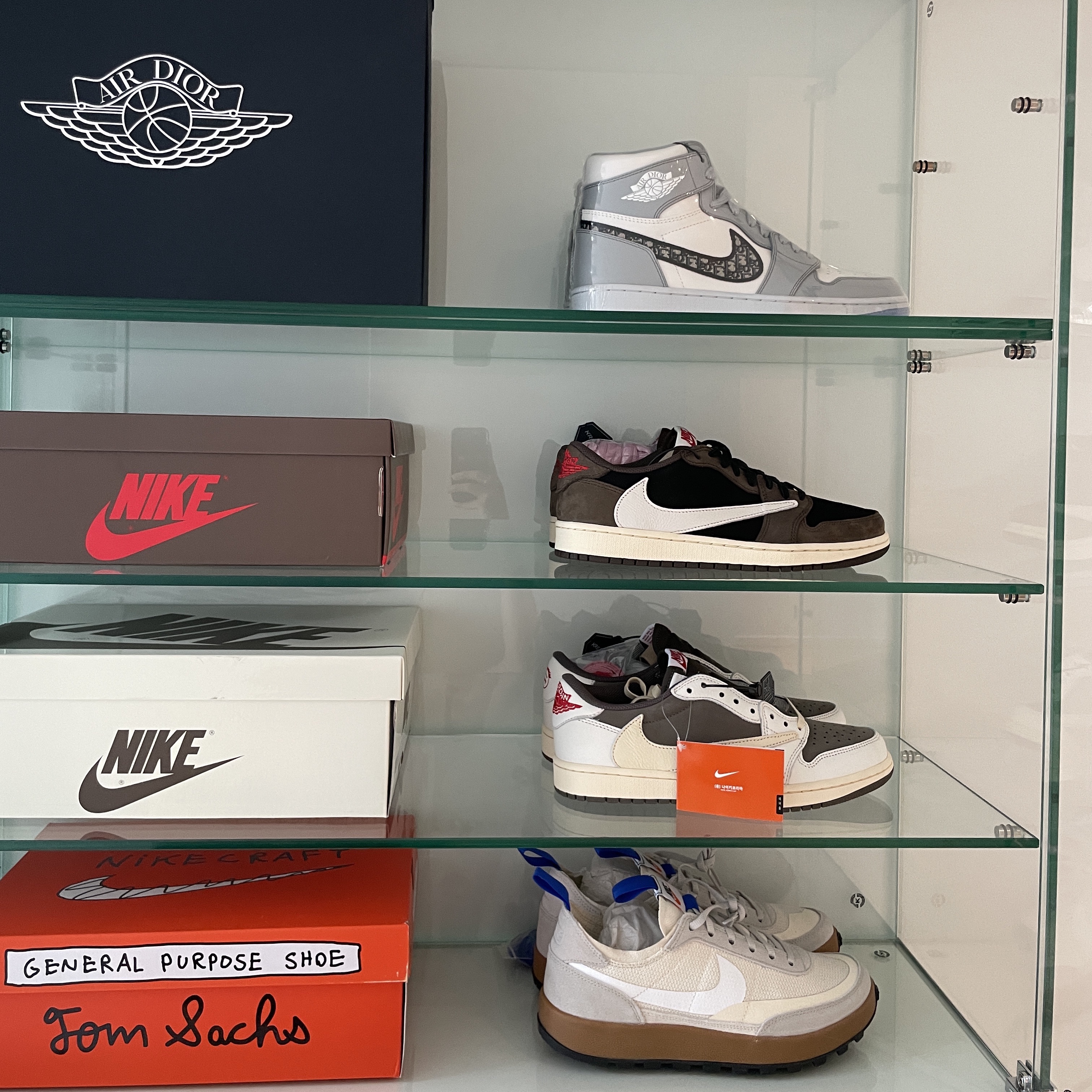 Jordan 1 x Dior High OG, Jordan 1 x Travis Scott Retro Low OG SP Sail and Ridgerock 착용 스타일 - 1