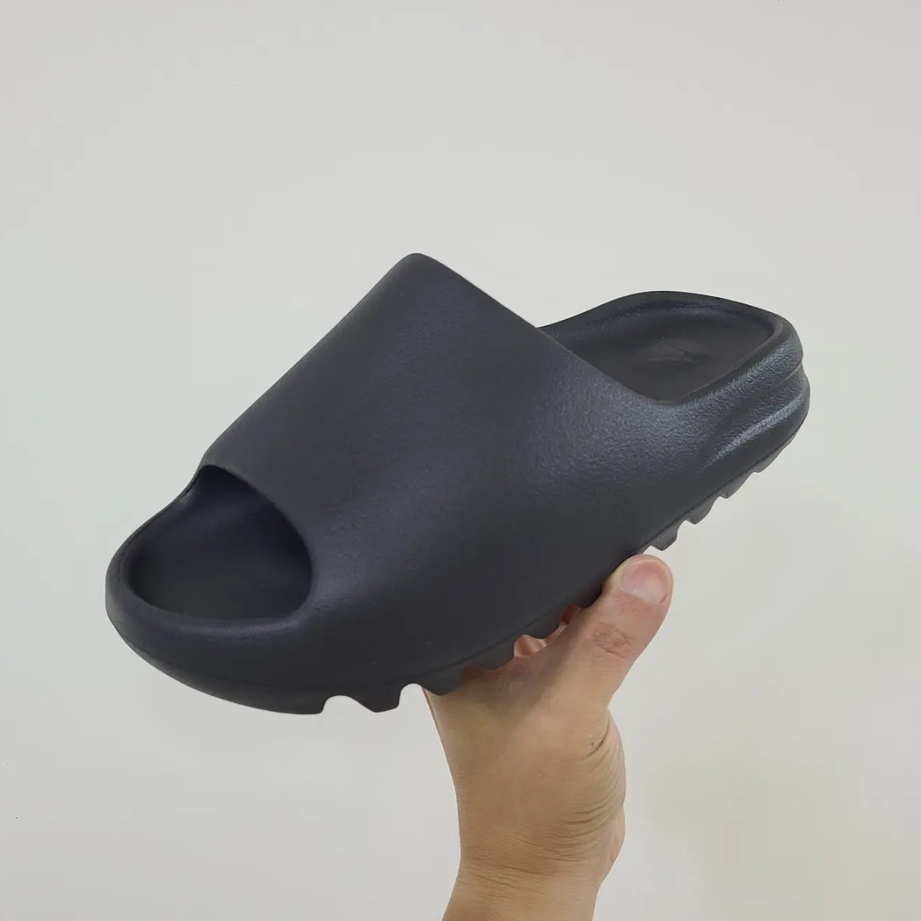 Adidas Yeezy Slide Onyx 착용 스타일 - 1