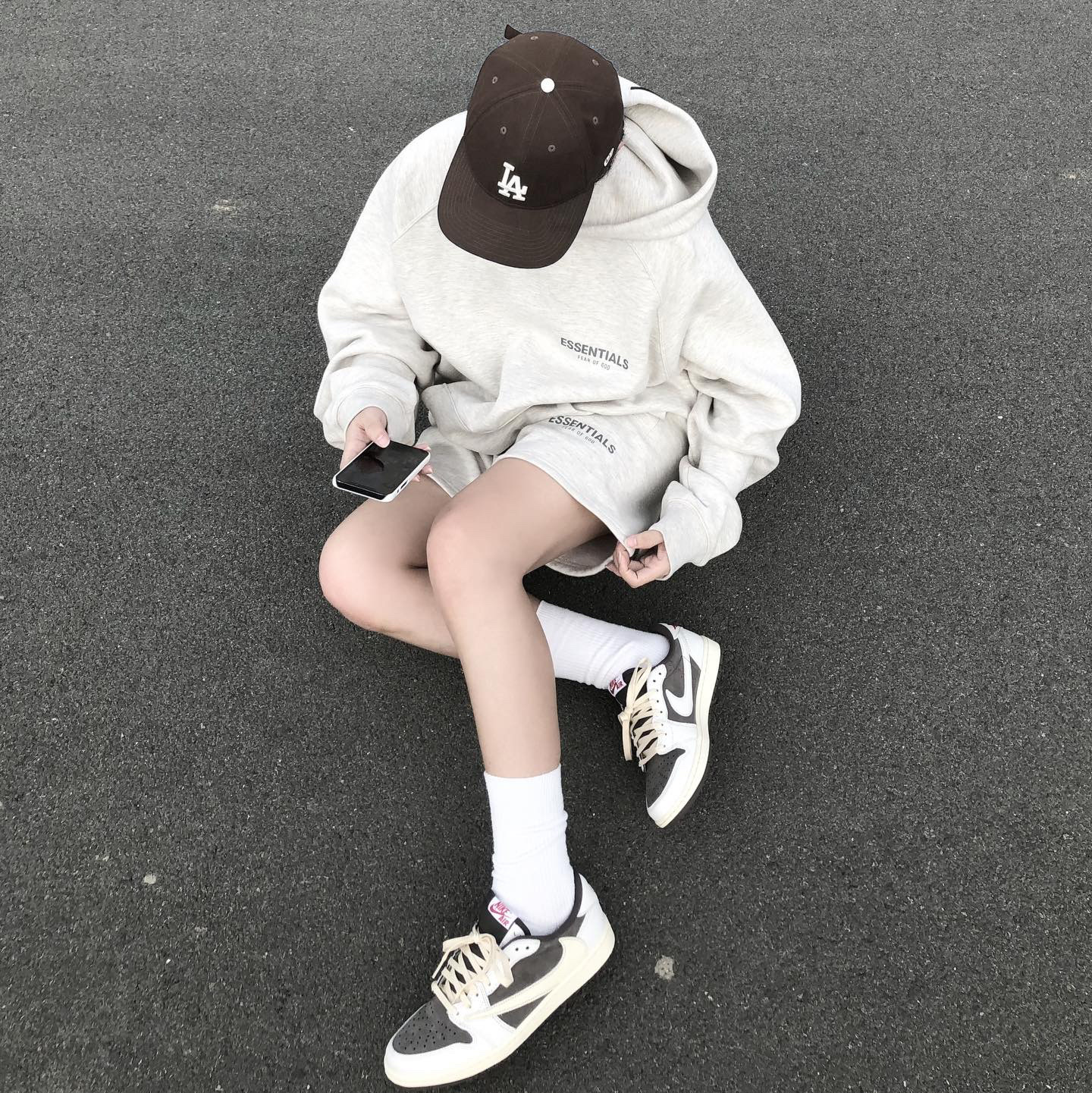 Jordan 1 x Travis Scott Retro Low OG SP Sail and Ridgerock 착용 스타일 - 1