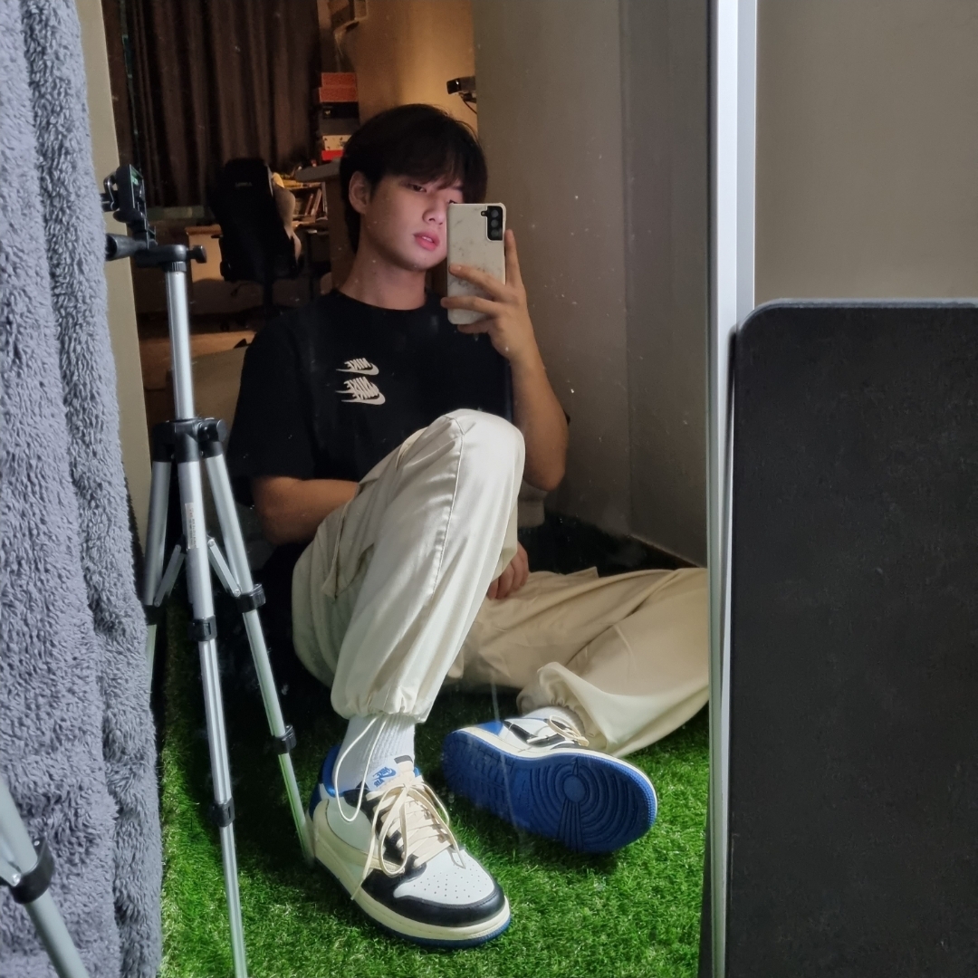 Jordan 1 x Travis Scott x Fragment Retro Low OG SP Military Blue 착용 스타일 - 2