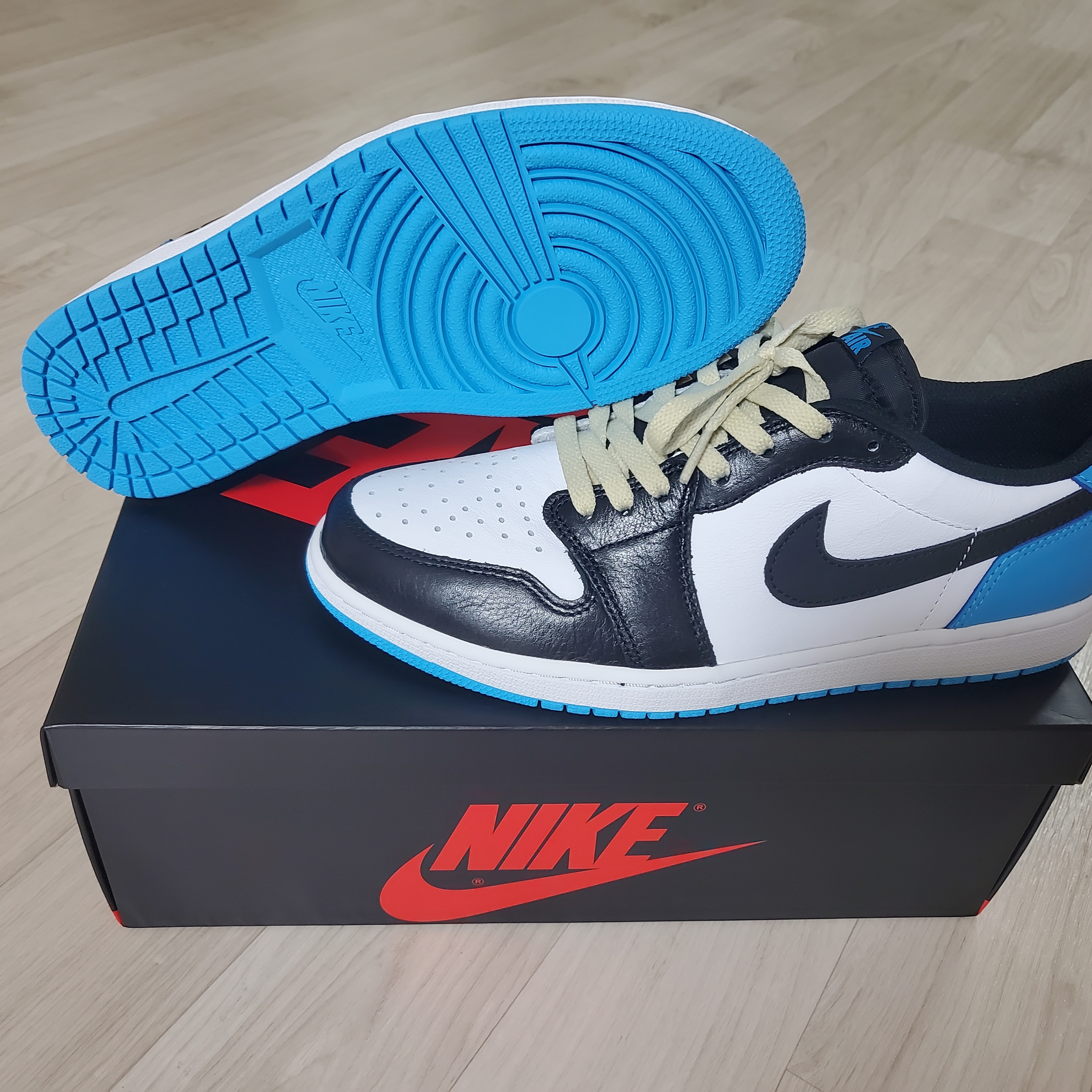 Jordan 1 Retro Low OG Black and Dark Powder Blue 착용 스타일 - 2