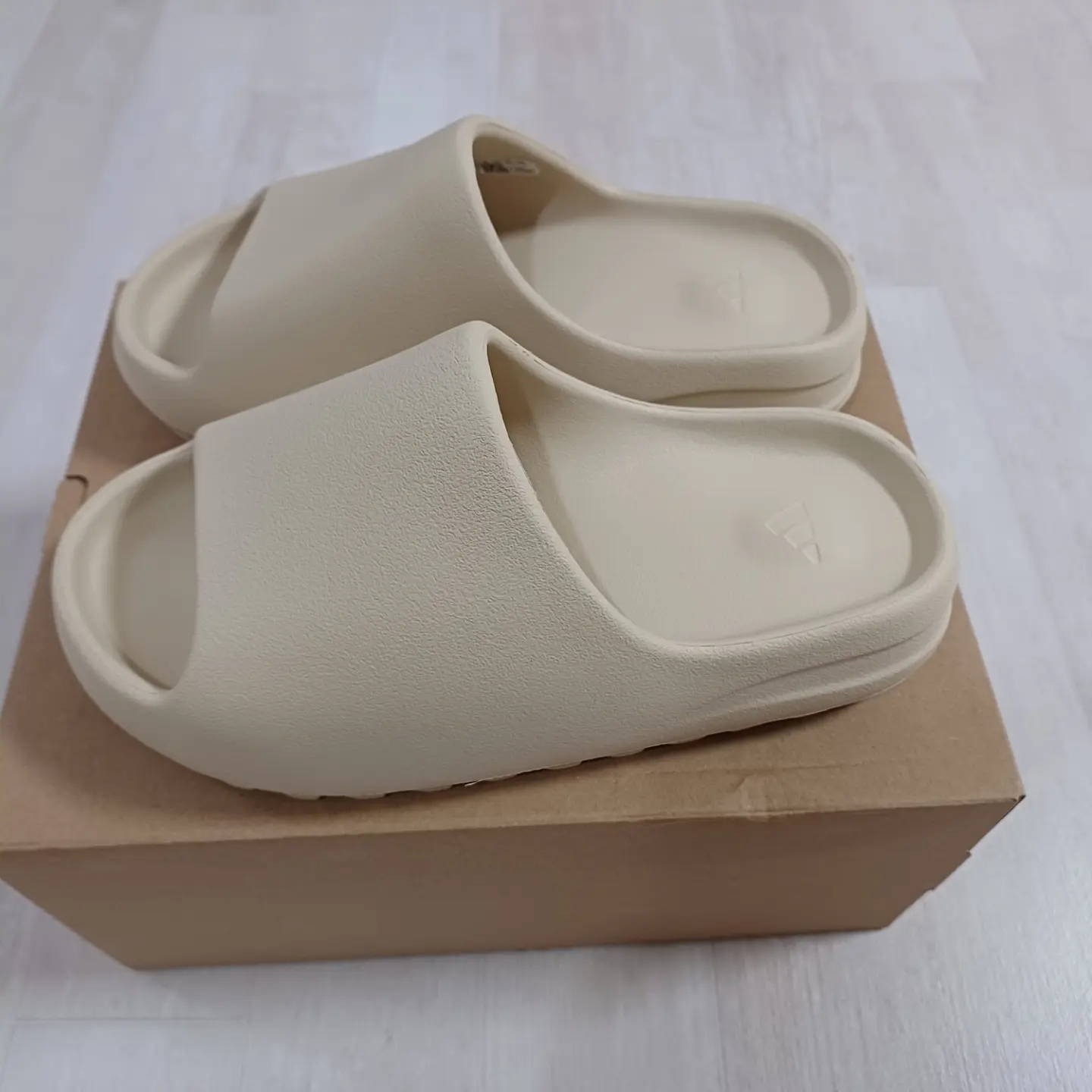 Adidas Yeezy Slide Bone 2022/2023 착용 스타일 - 3