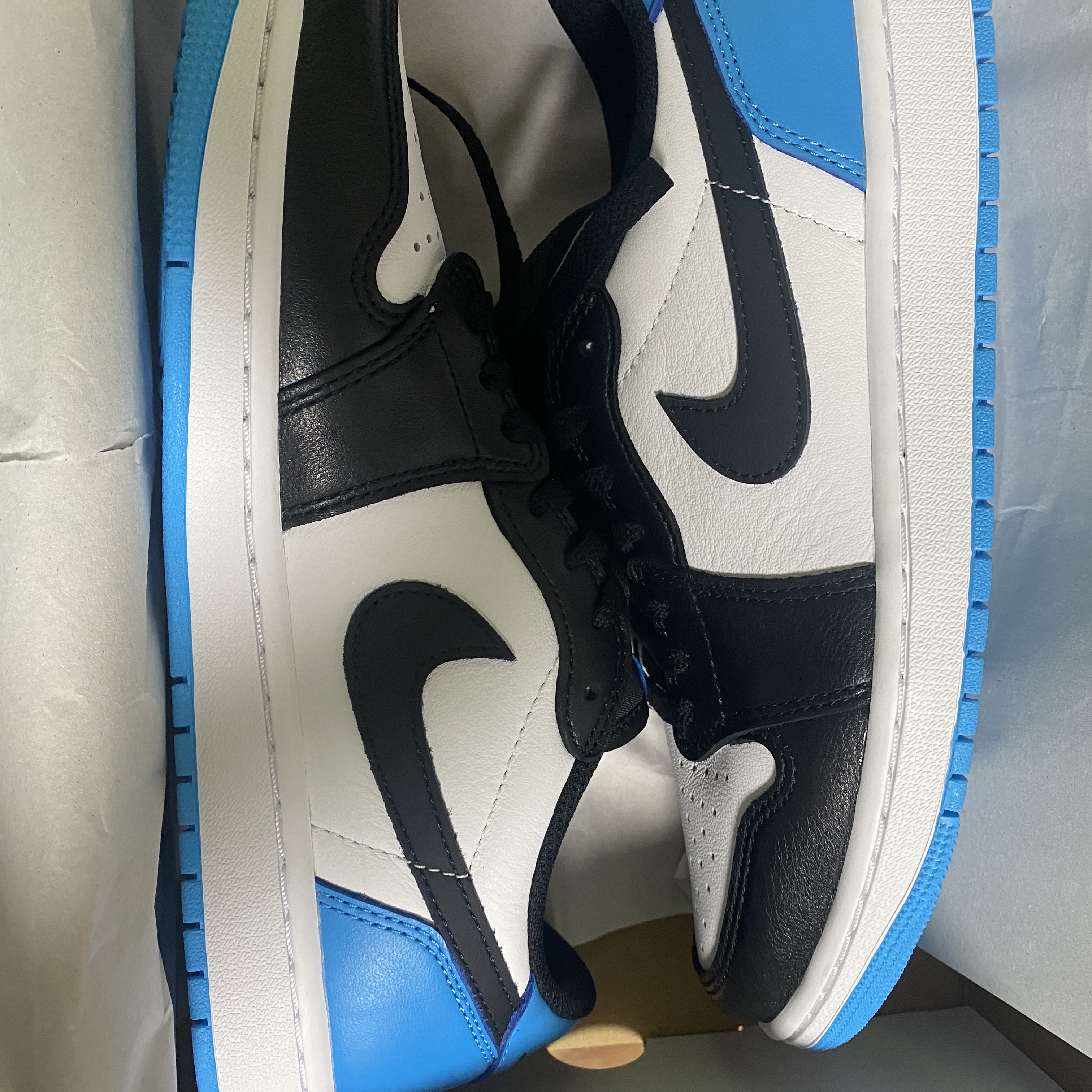 Jordan 1 Retro Low OG Black and Dark Powder Blue 착용 스타일