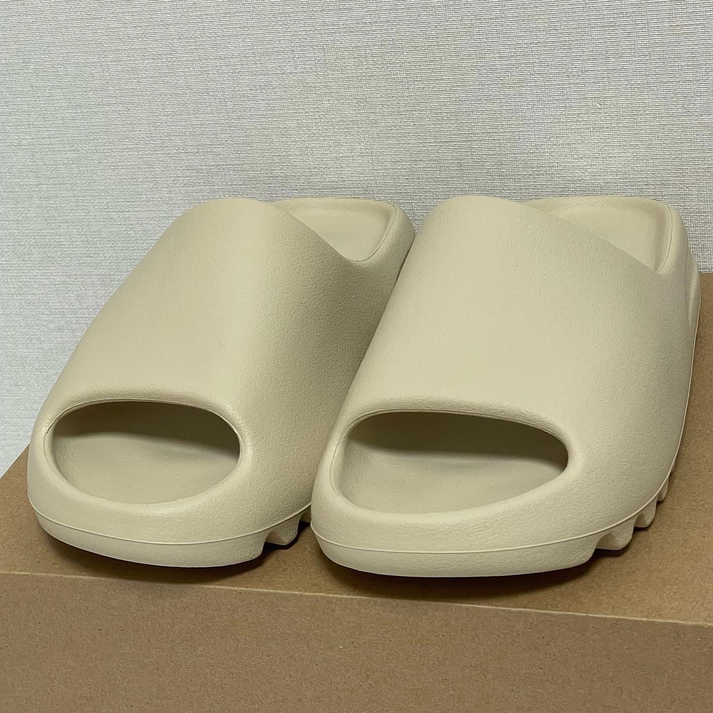 Adidas Yeezy Slide Bone 2022/2023 착용 스타일 - 2