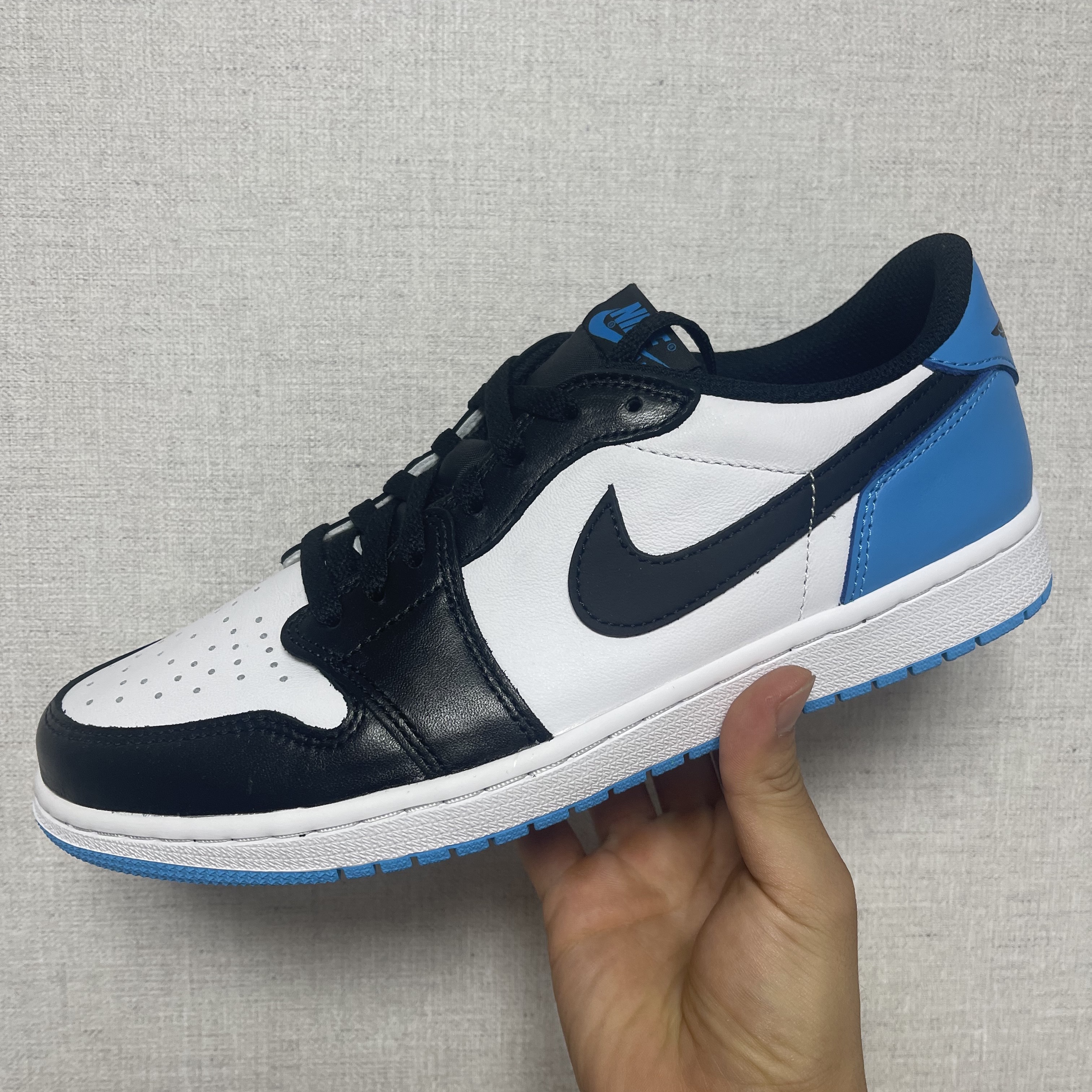Jordan 1 Retro Low OG Black and Dark Powder Blue 착용 스타일