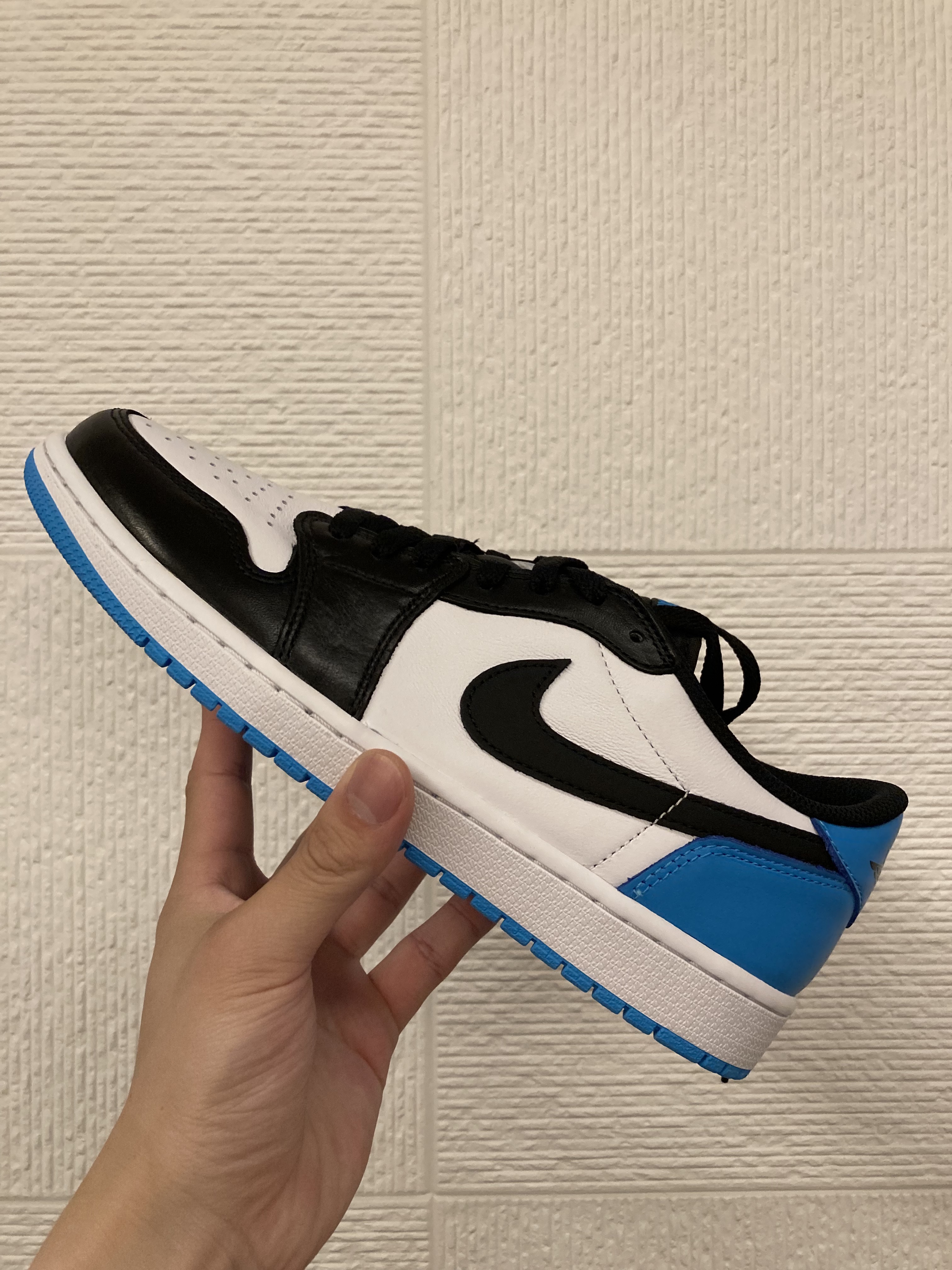 Jordan 1 Retro Low OG Black and Dark Powder Blue 착용 스타일