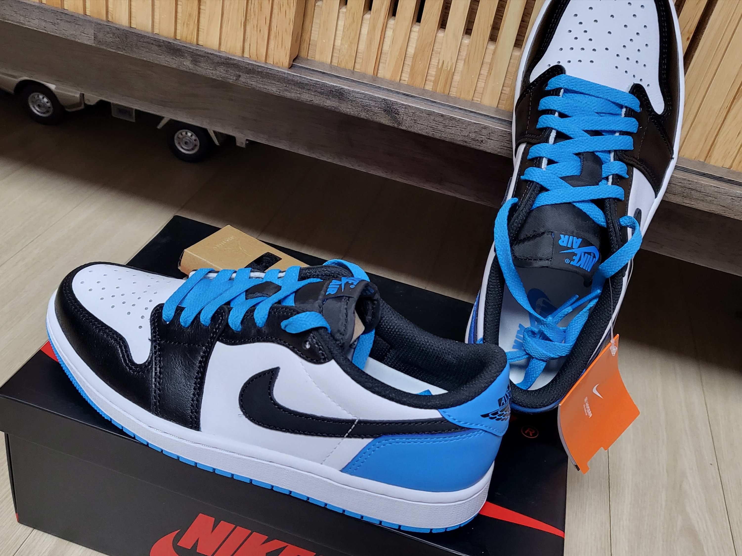 Jordan 1 Retro Low OG Black and Dark Powder Blue 착용 스타일 - 3