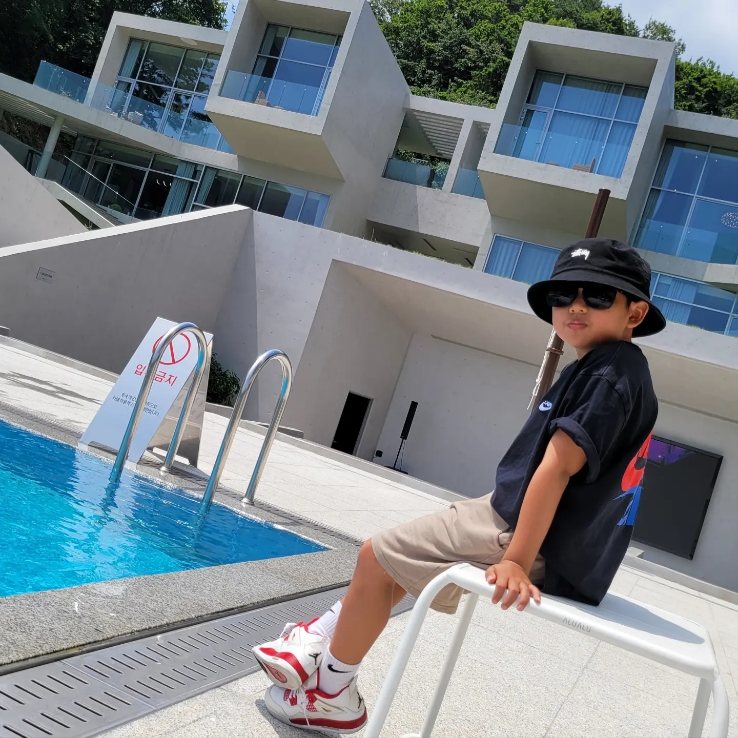 Stussy Stock Bucket Hat Black, Nike Hangul T-Shirt Black 착용 스타일 - 2