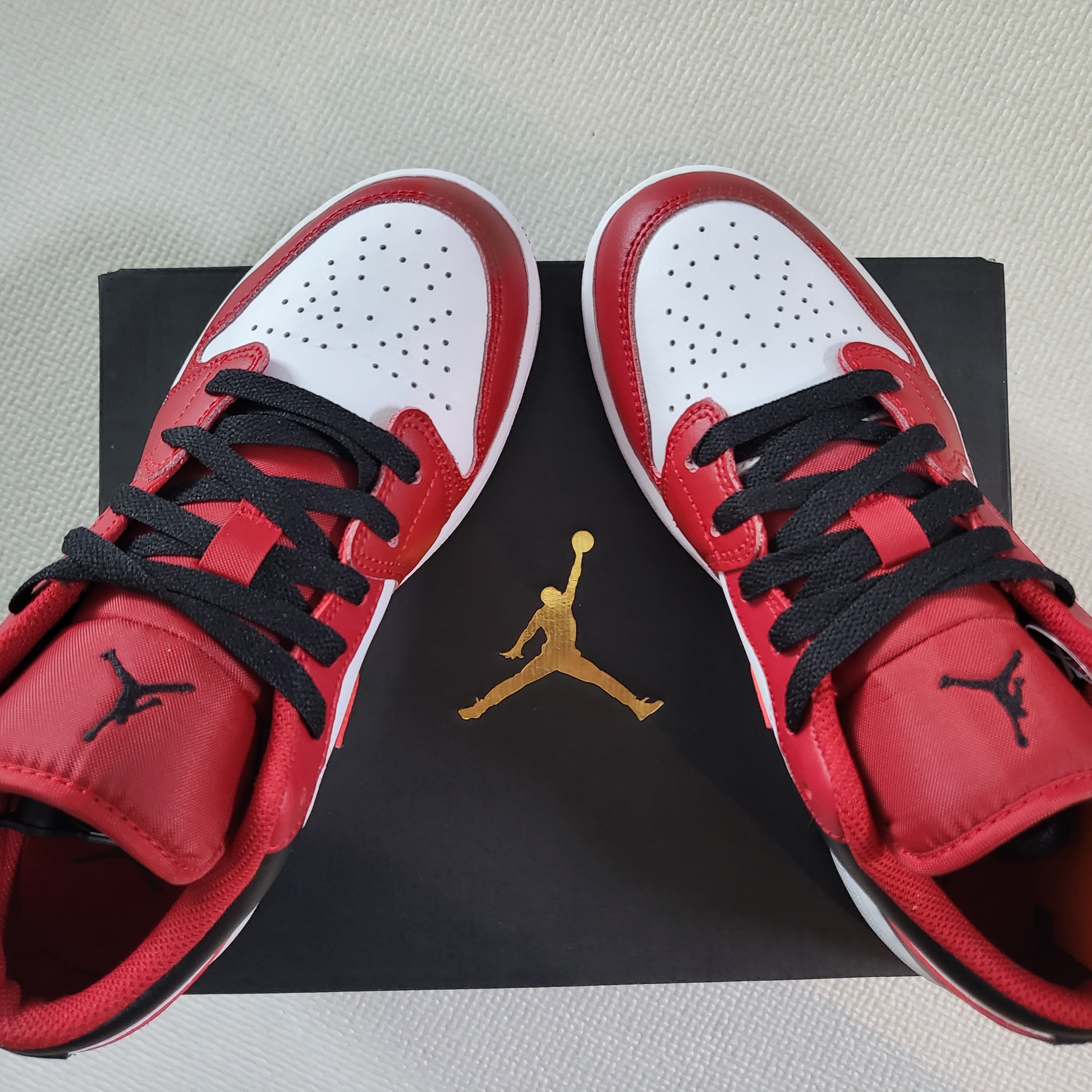 (GS) Jordan 1 Low White Gym Red Black 착용 스타일 - 1