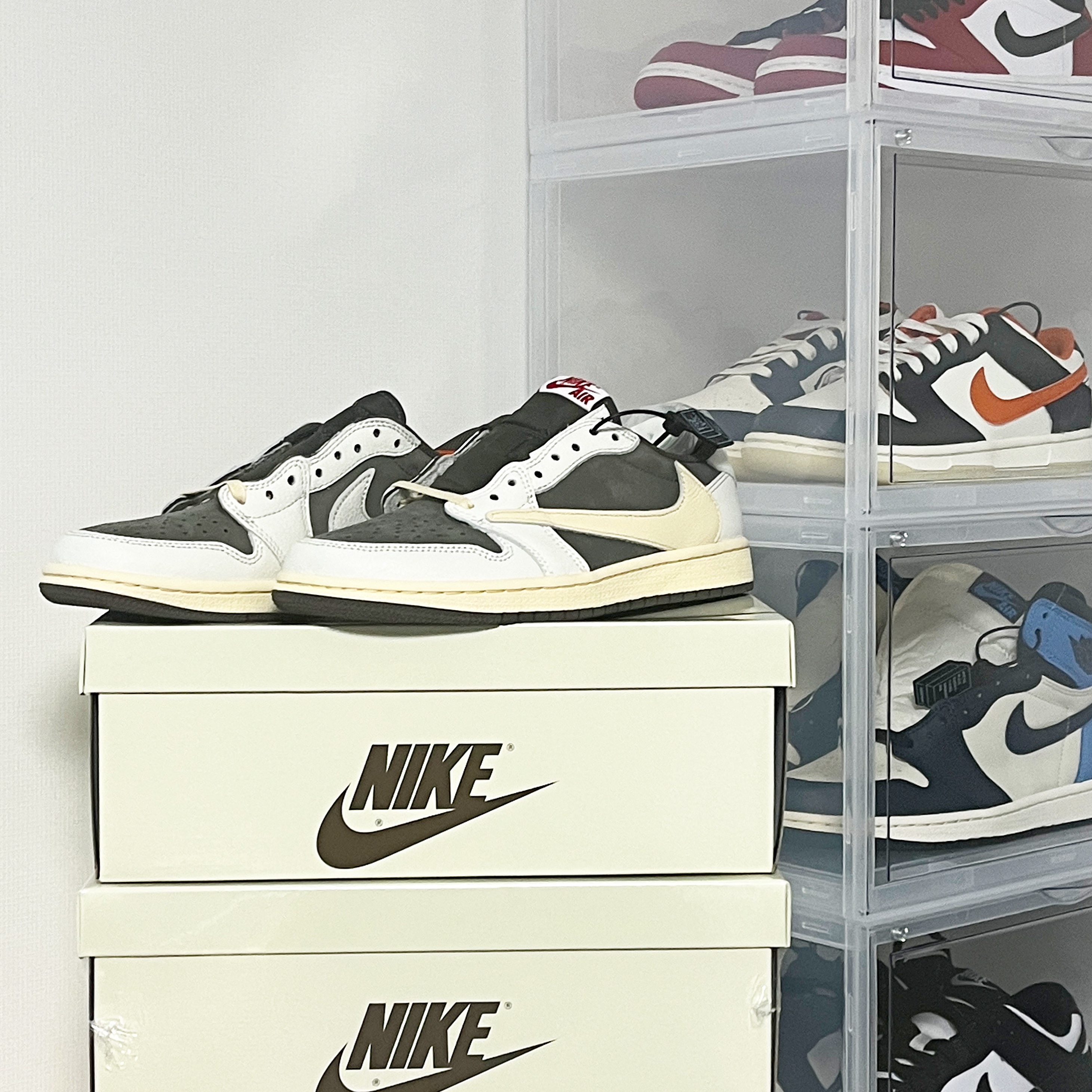 Jordan 1 x Travis Scott Retro Low OG SP Sail and Ridgerock 착용 스타일