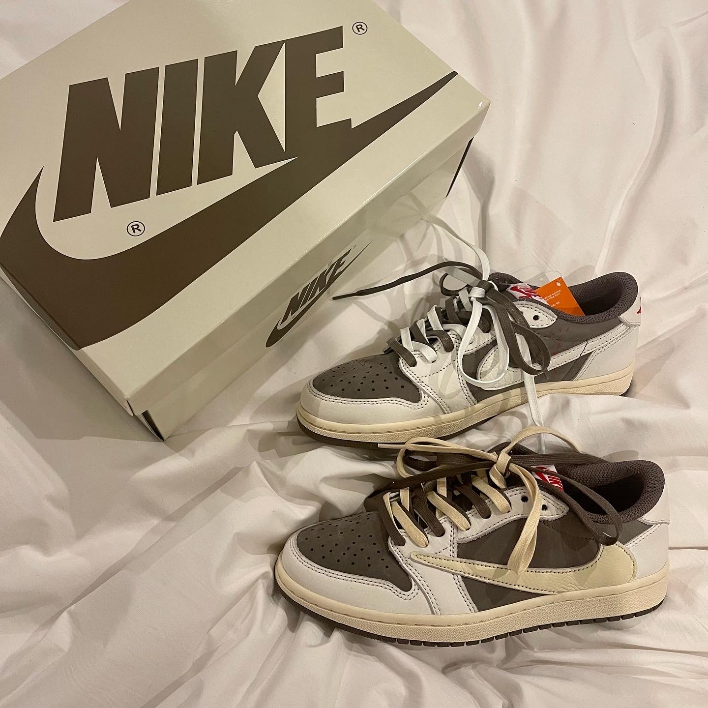 Jordan 1 x Travis Scott Retro Low OG SP Sail and Ridgerock 착용 스타일 - 2