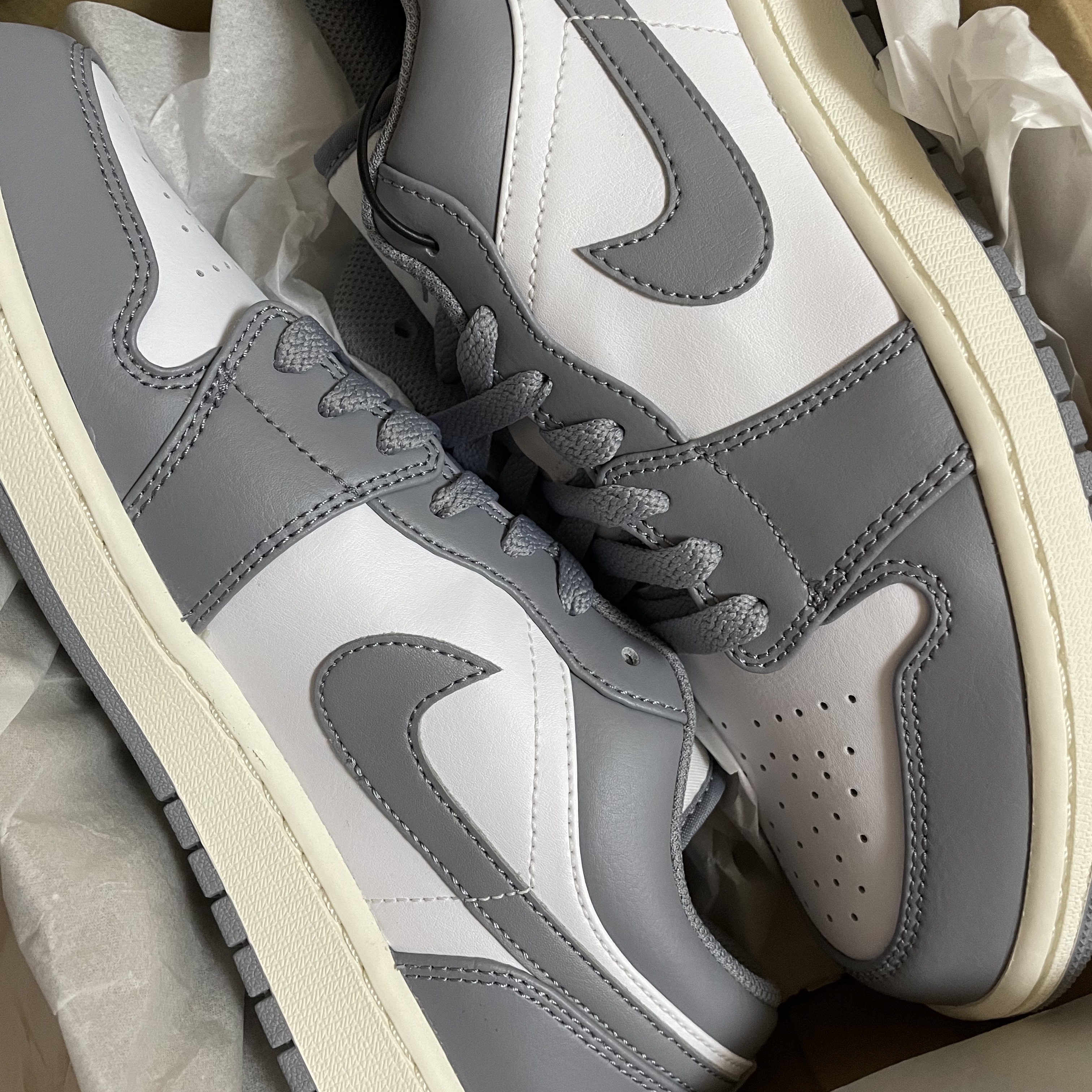 Jordan 1 Low Stealth and White 착용 스타일