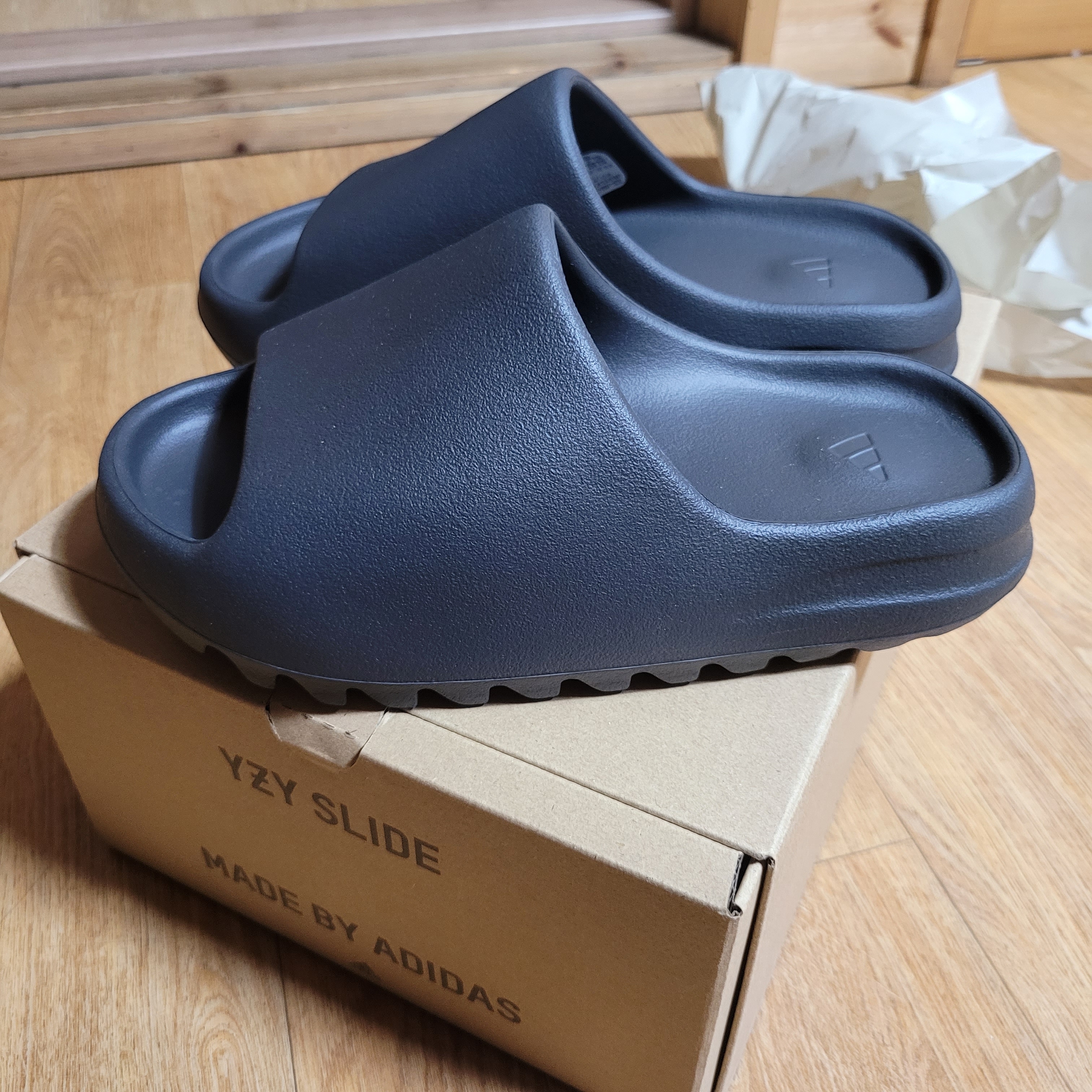 Adidas Yeezy Slide Onyx 착용 스타일
