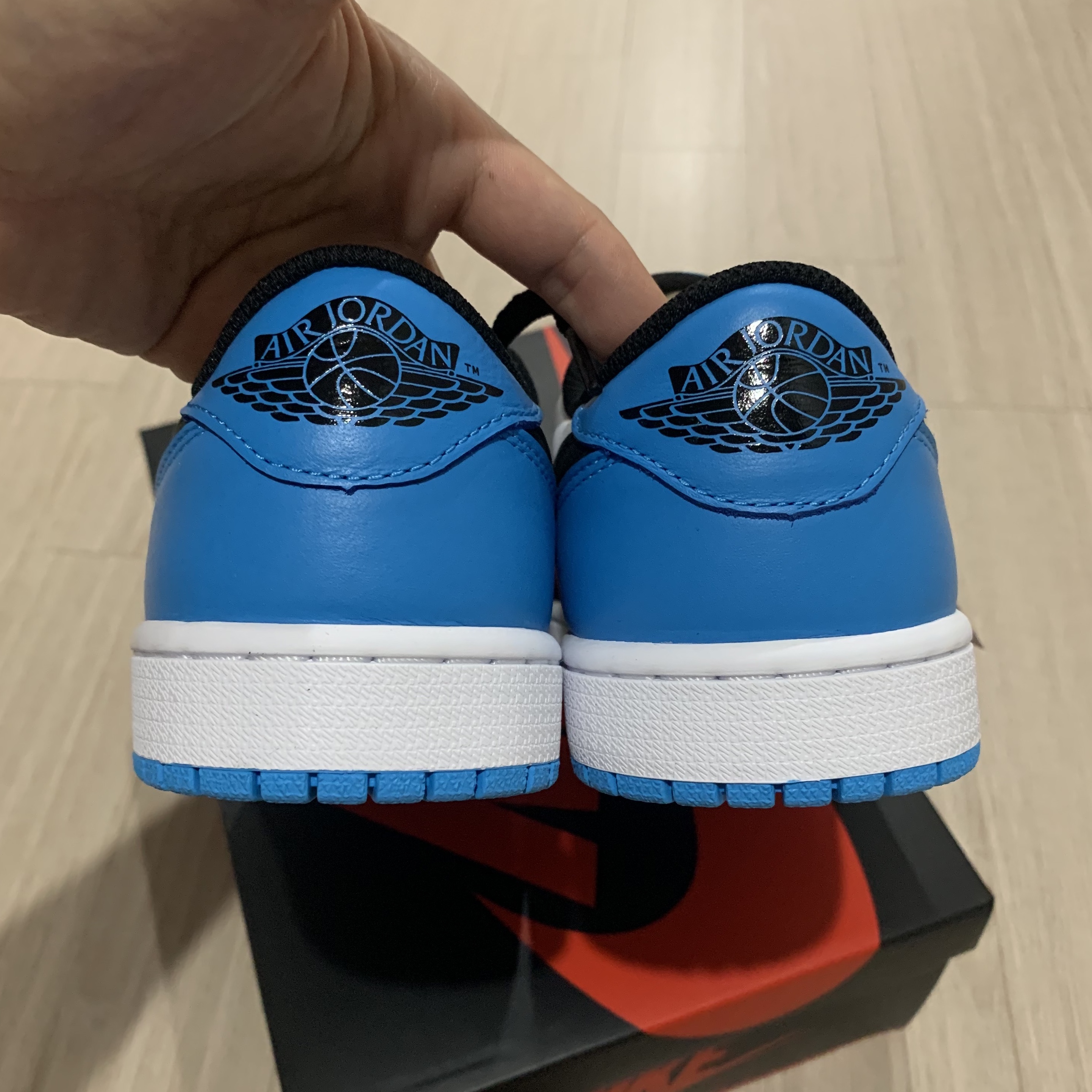 Jordan 1 Retro Low OG Black and Dark Powder Blue 착용 스타일 - 3