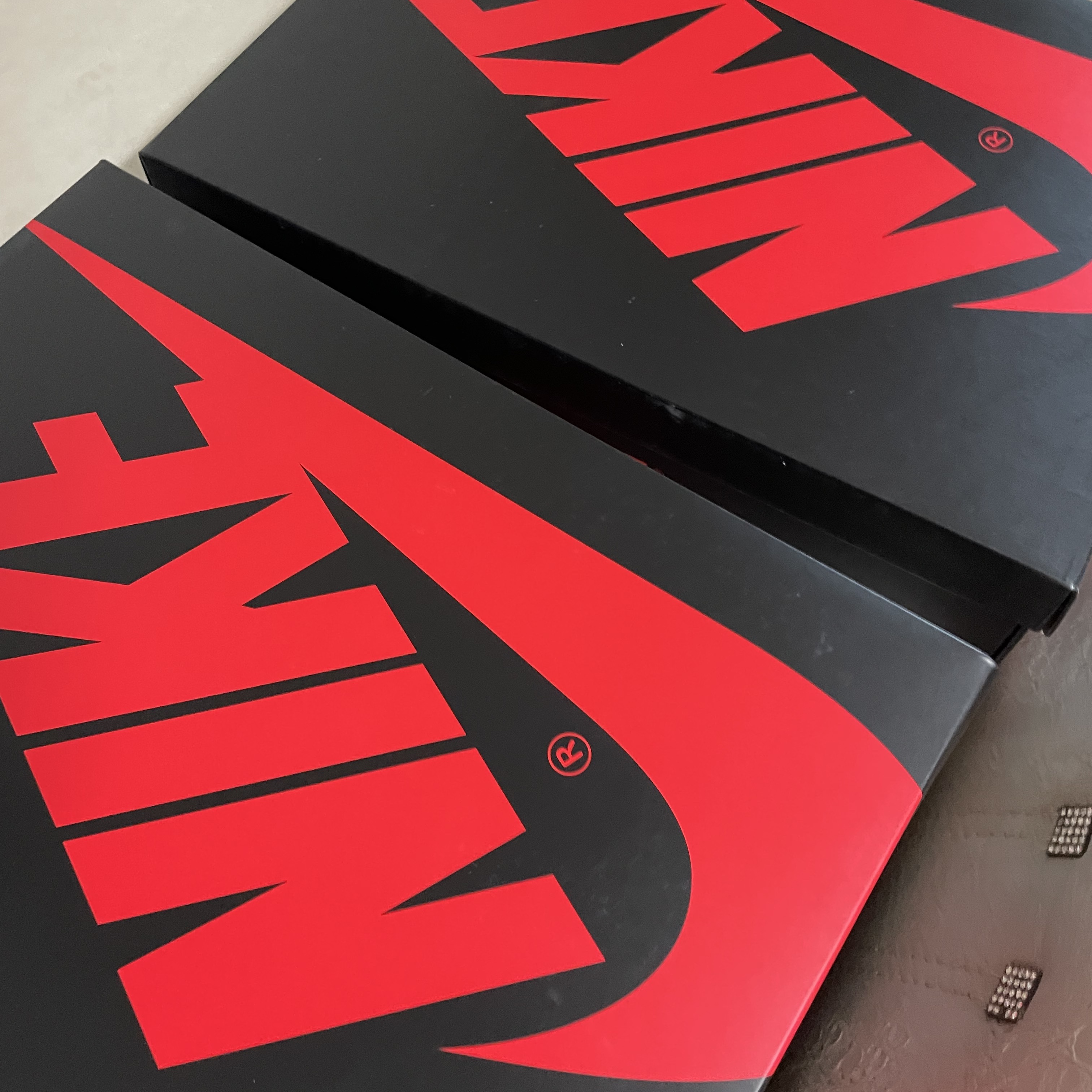 Jordan 1 Retro Low OG Black and Dark Powder Blue 착용 스타일 - 5