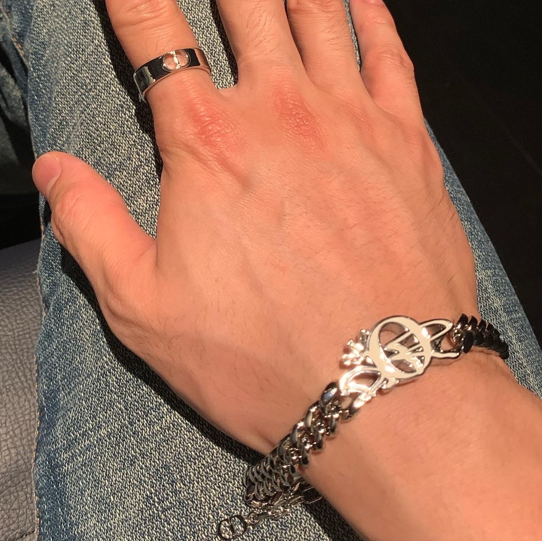 Dior x Cactus Jack Chain Link Bracelet Silver, Supreme x Tiffany & Co. Return to Tiffany Oval Tag Keyring Silver - 21FW 착용 스타일 - 3