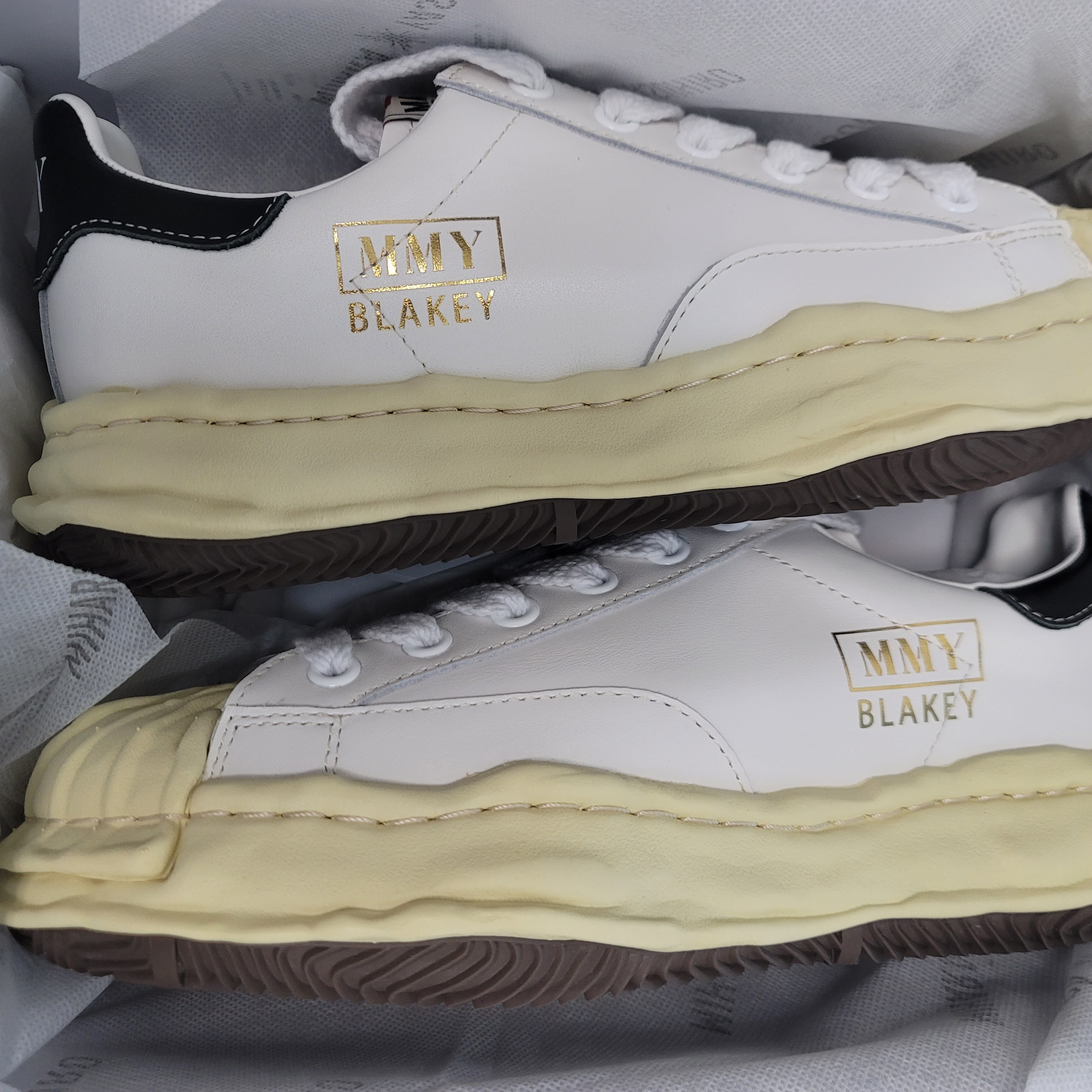 Maison Mihara Yasuhiro Blakey VL OG Sole Leather Low-top Sneakers White 착용 스타일 - 2