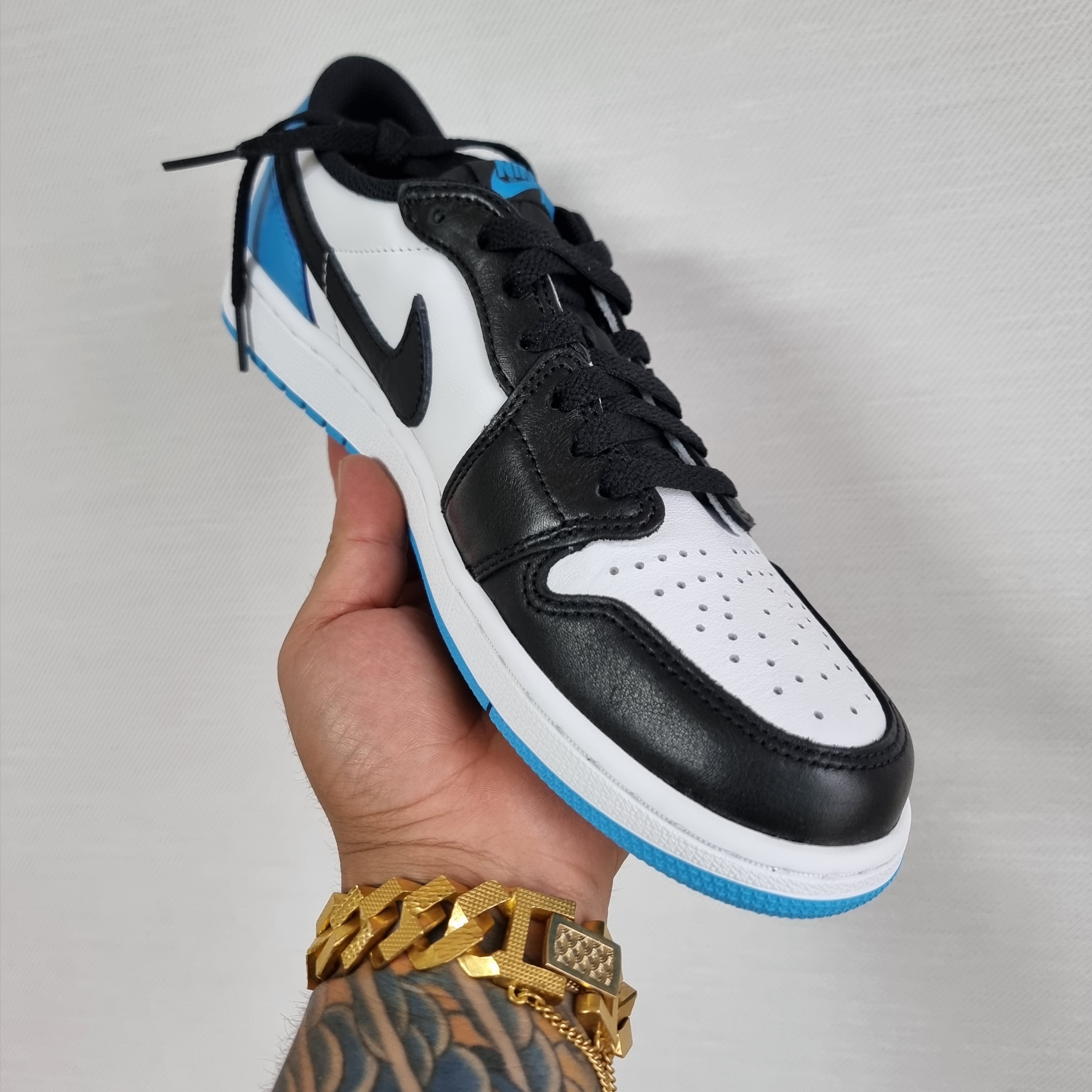 Jordan 1 Retro Low OG Black and Dark Powder Blue 착용 스타일 - 3