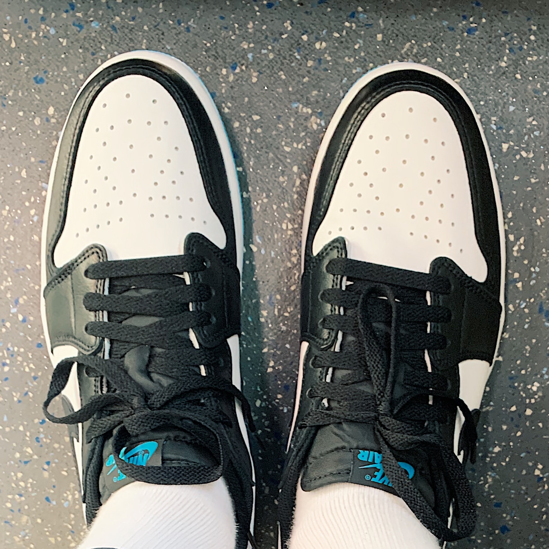 Jordan 1 Retro Low OG Black and Dark Powder Blue 착용 스타일