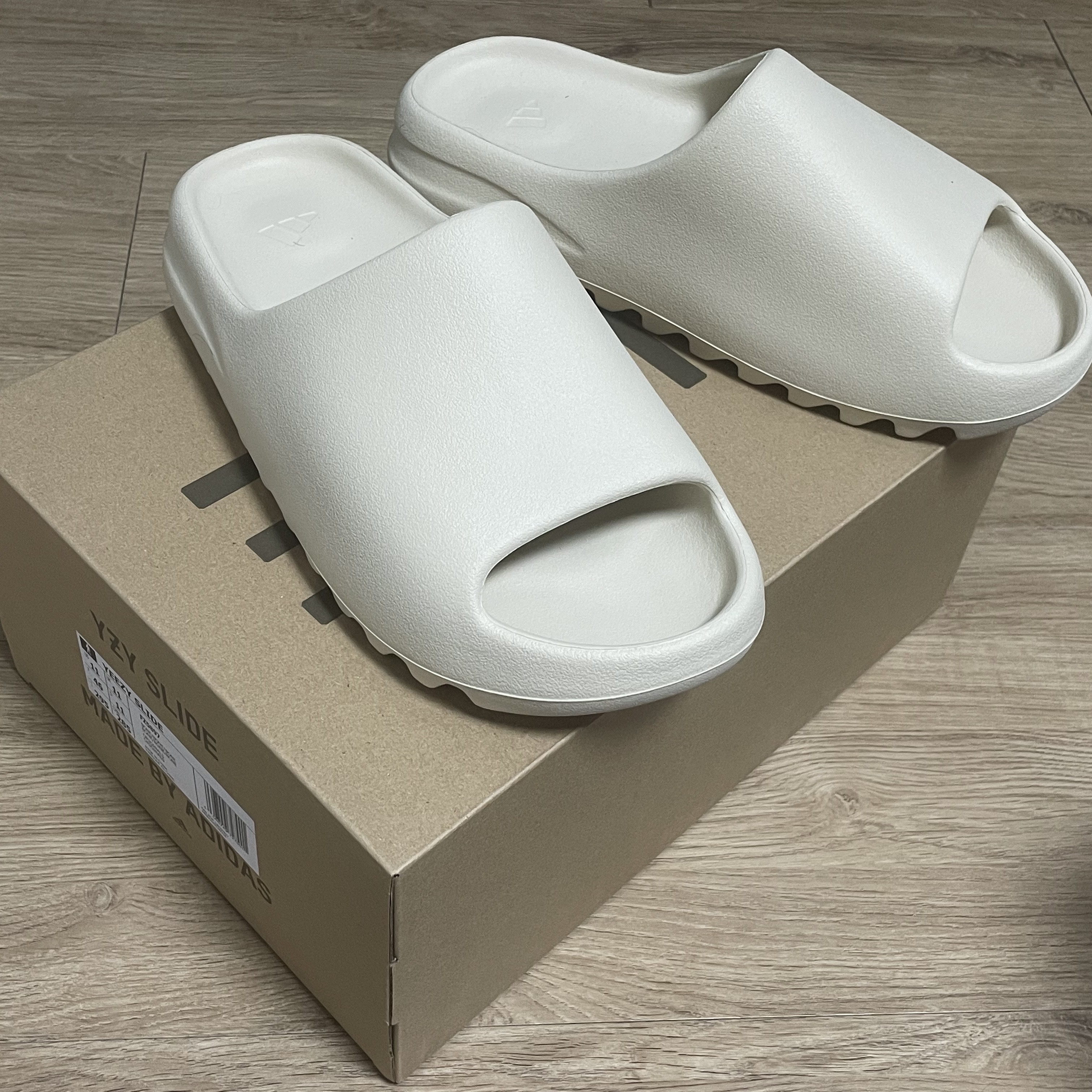 Adidas Yeezy Slide Bone 2022/2023 착용 스타일 - 1