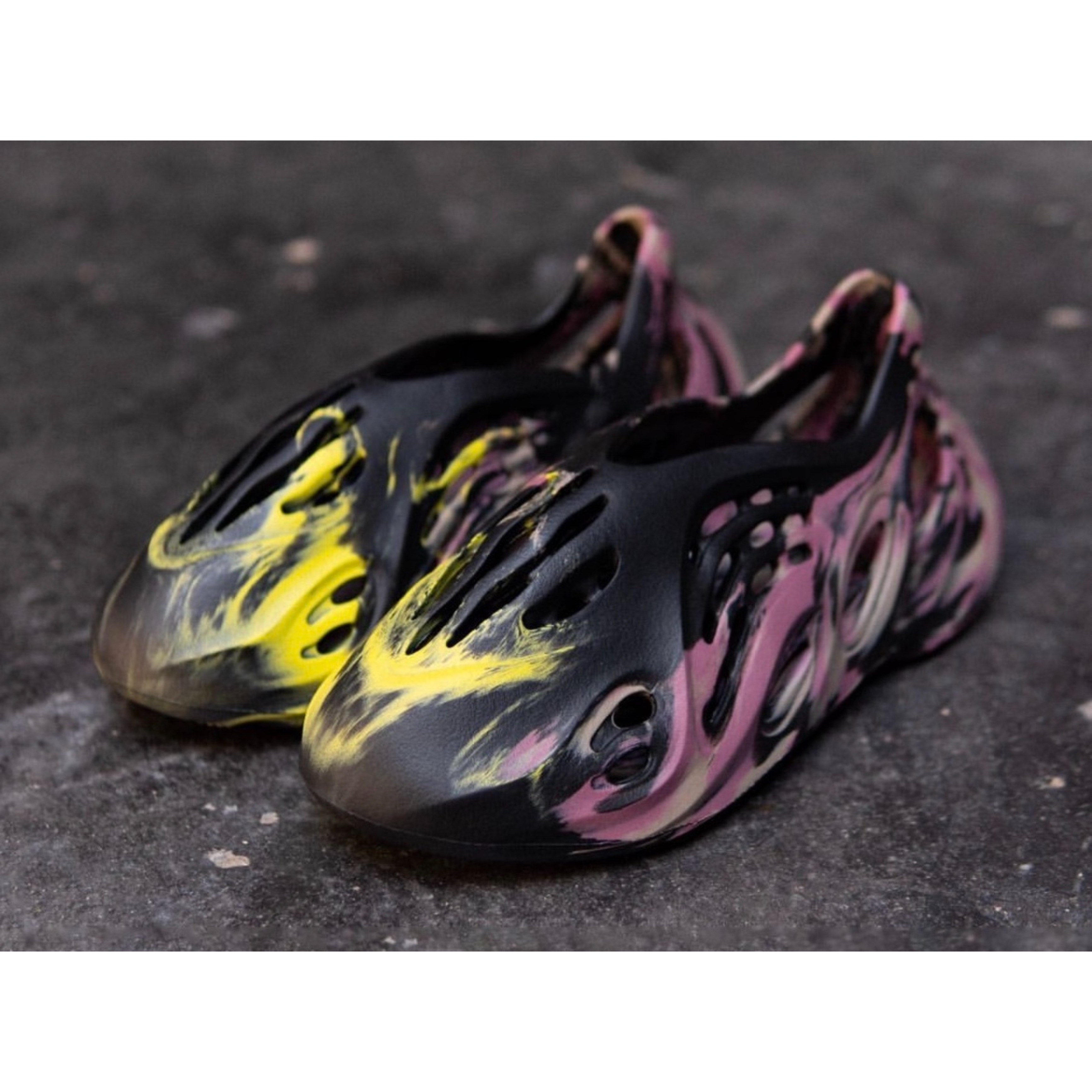 Adidas Yeezy Foam RNNR MX Carbon 착용 스타일 - 2