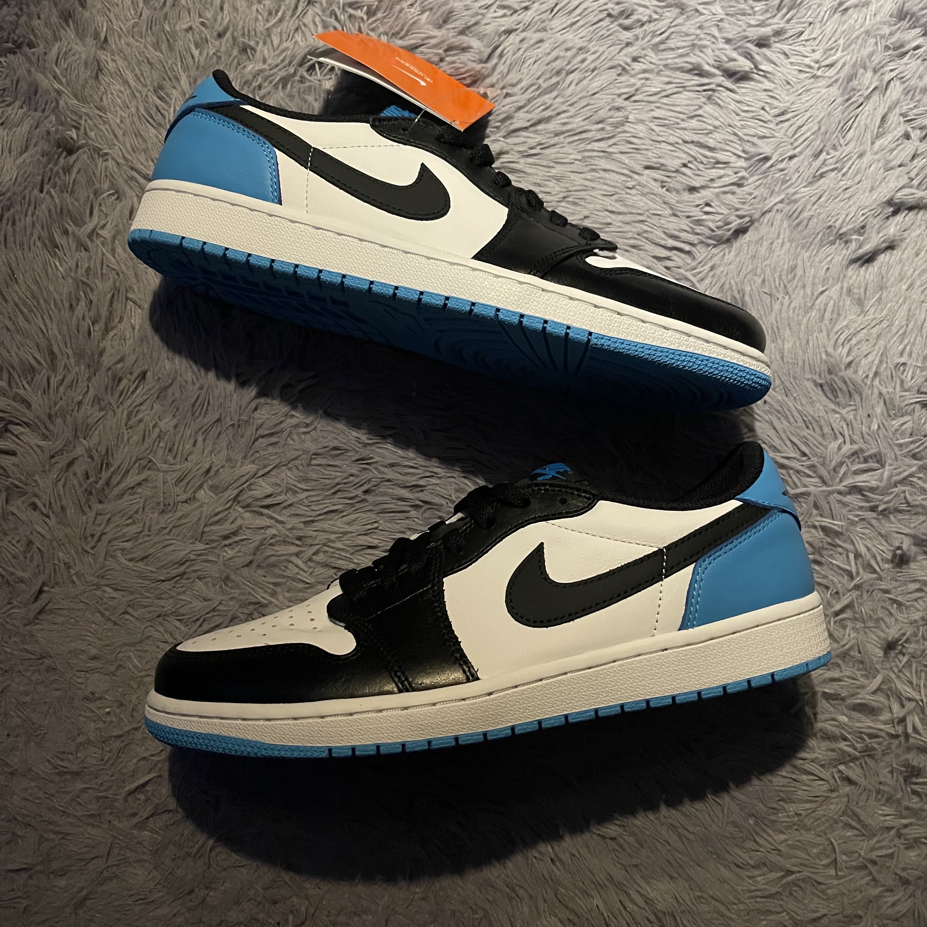 Jordan 1 Retro Low OG Black and Dark Powder Blue 착용 스타일 - 1
