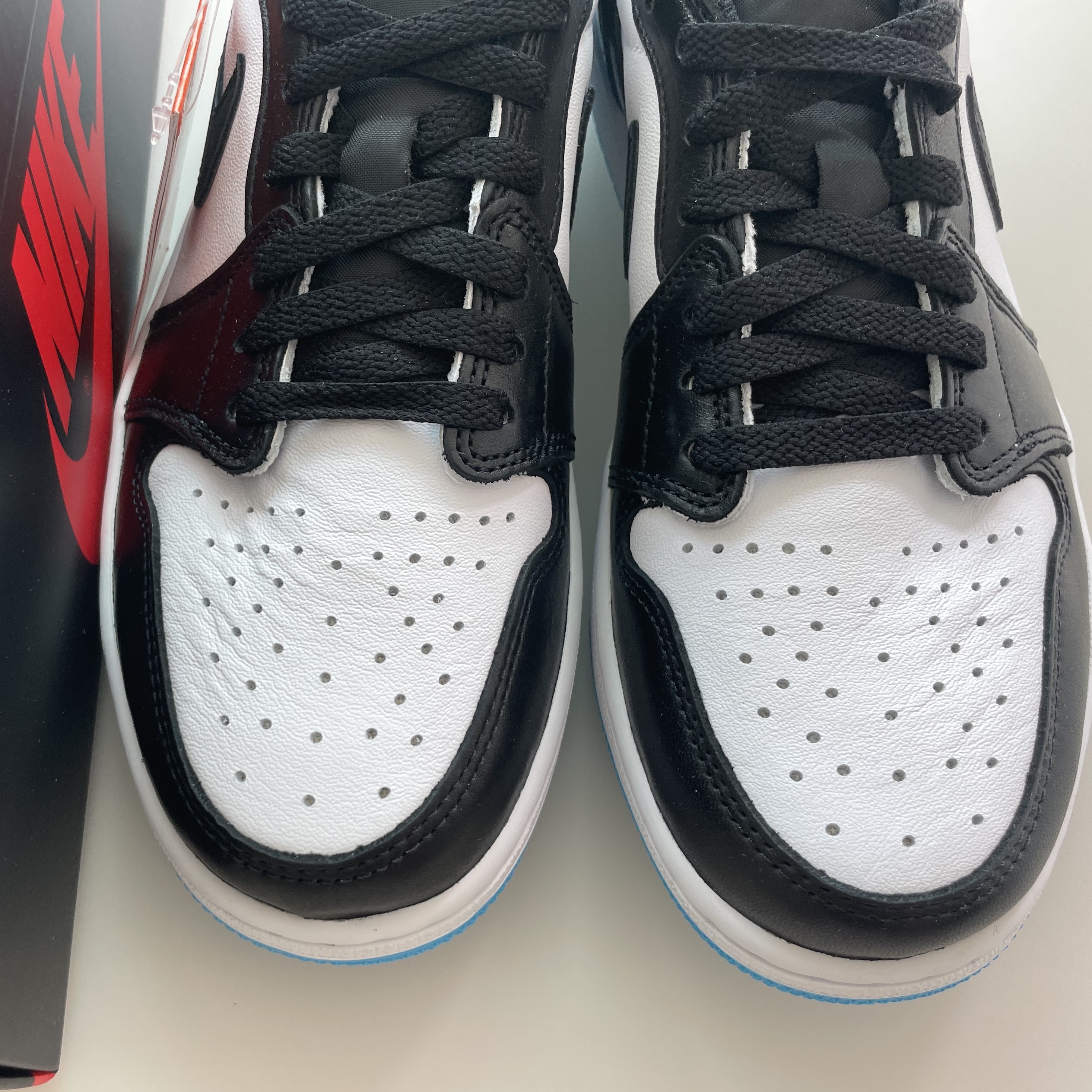 Jordan 1 Retro Low OG Black and Dark Powder Blue 착용 스타일 - 2