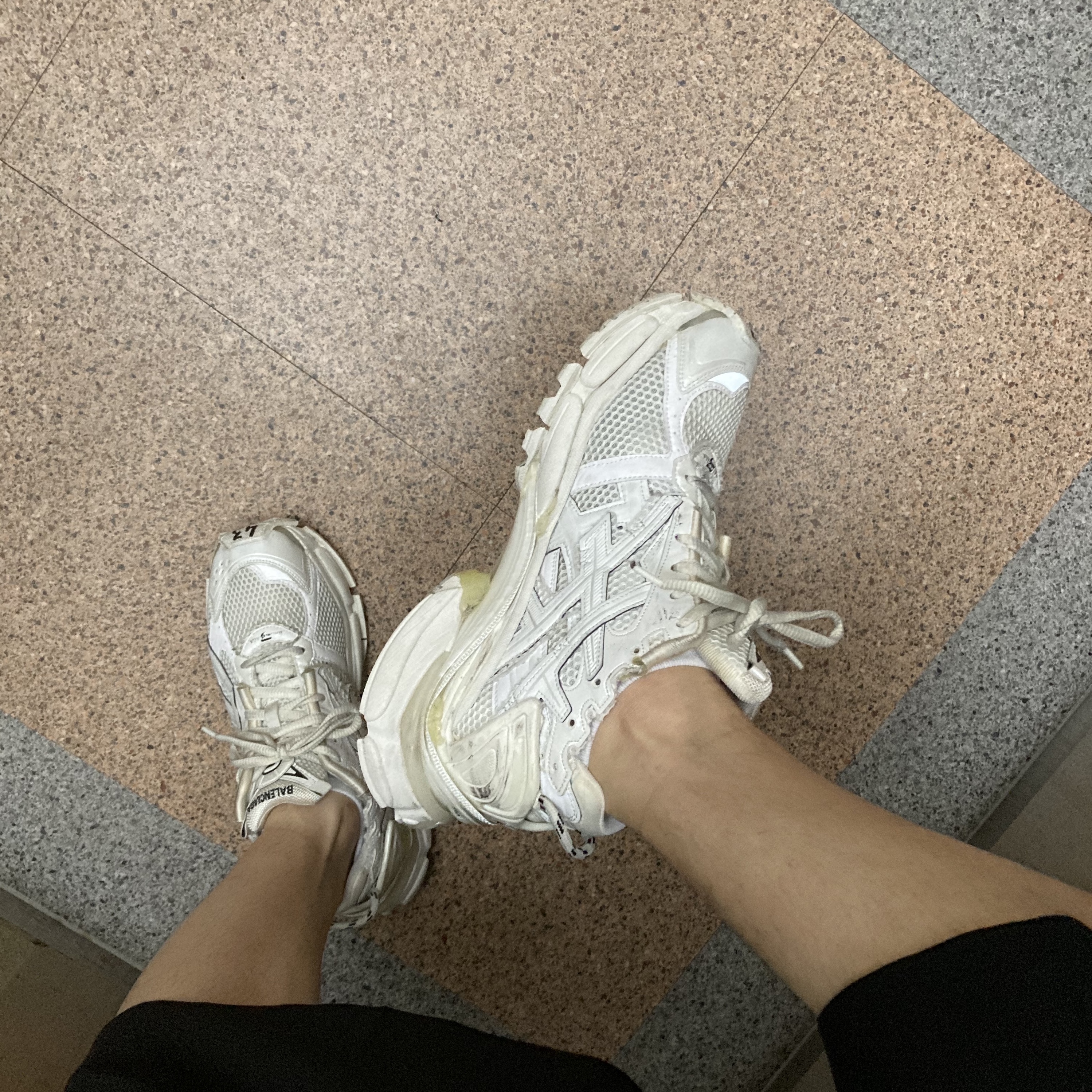 Balenciaga Runner Sneakers White 착용 스타일
