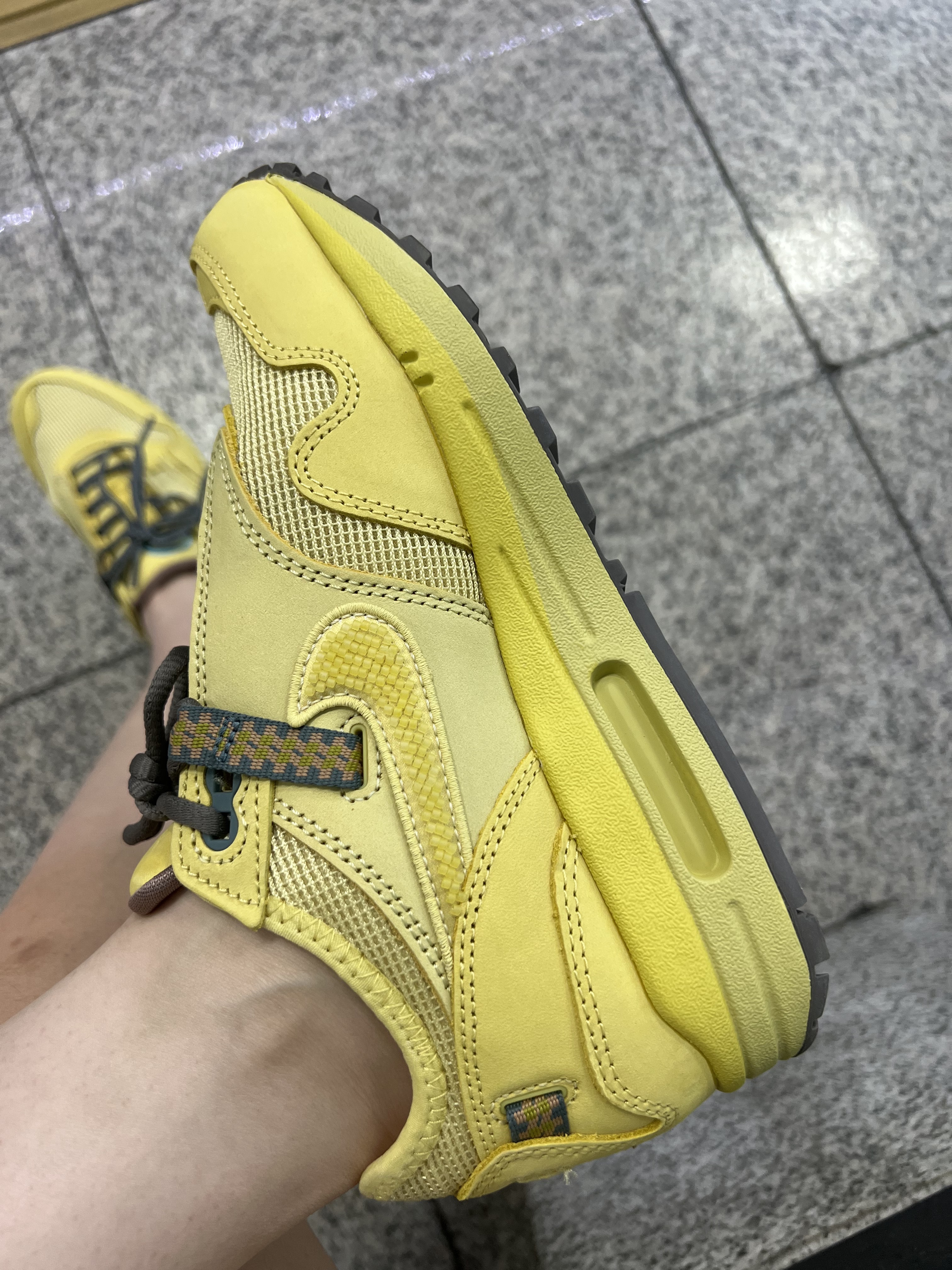 Nike x Travis Scott Air Max 1 Cact.us Gold, Dior Micro Lady Bag Cannage Lambskin Black Gold 착용 스타일 - 3