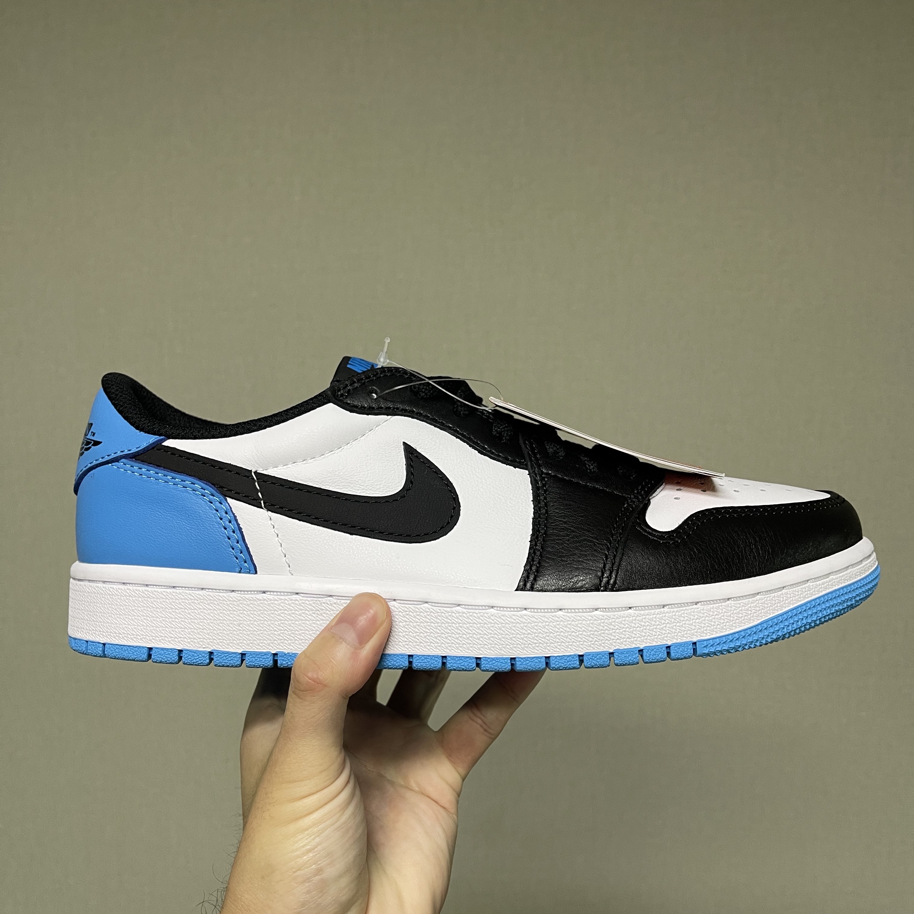 Jordan 1 Retro Low OG Black and Dark Powder Blue 착용 스타일 - 1