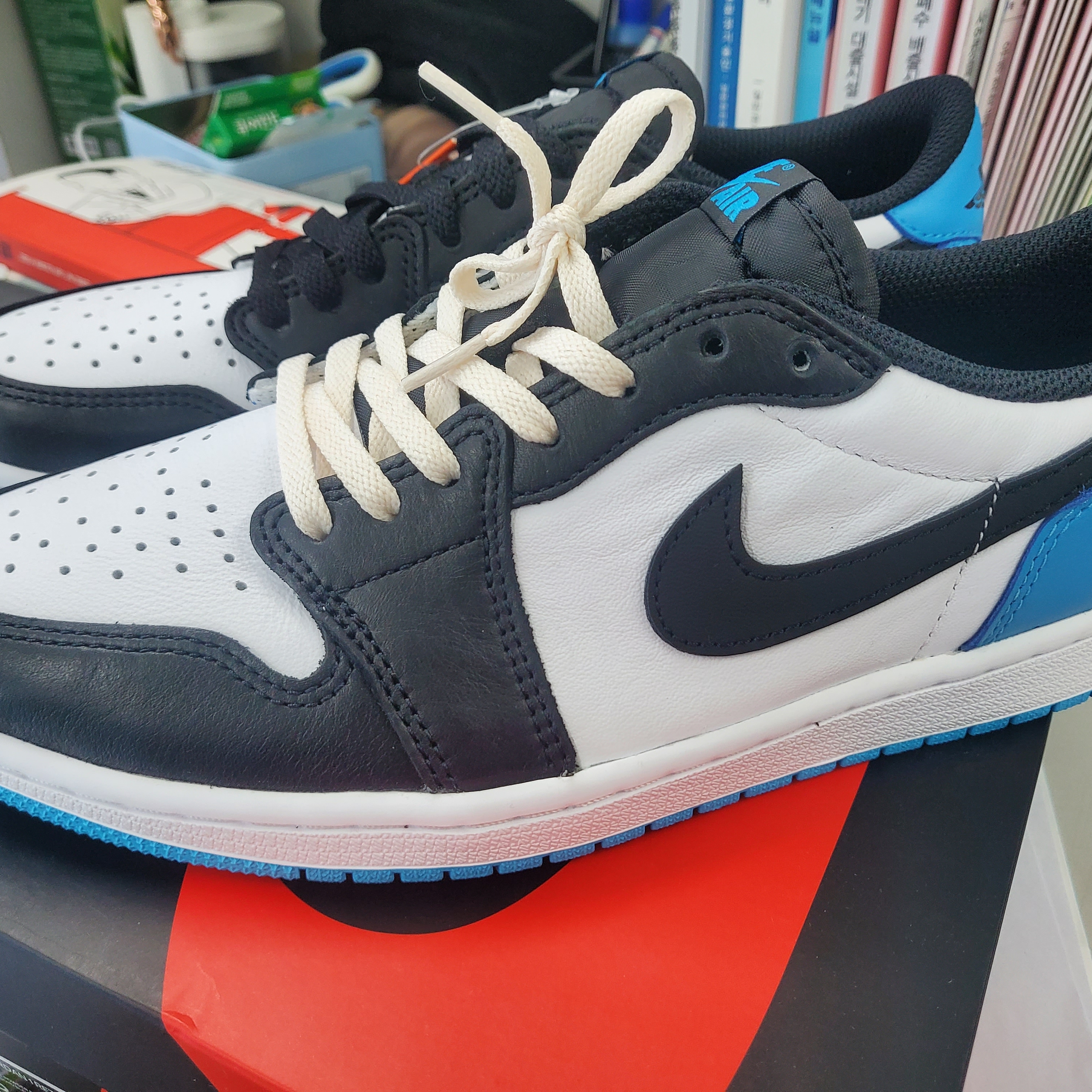Jordan 1 Retro Low OG Black and Dark Powder Blue 착용 스타일 - 2